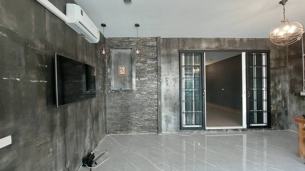 ทาวน์โฮมเกษตร นวมินทร์ ลาดปลาเค้า : ขาย/ให้เช่าทาวน์โฮม 3 ชั้น โกลเด้นทาวน์ ซ.นวมินทร์ 42  บึงกุ่ม 5 ห้องนอน 4 ห้องน้ำ ต่อเติมครบ คุ้มค่าทุกตารางนิ้ว