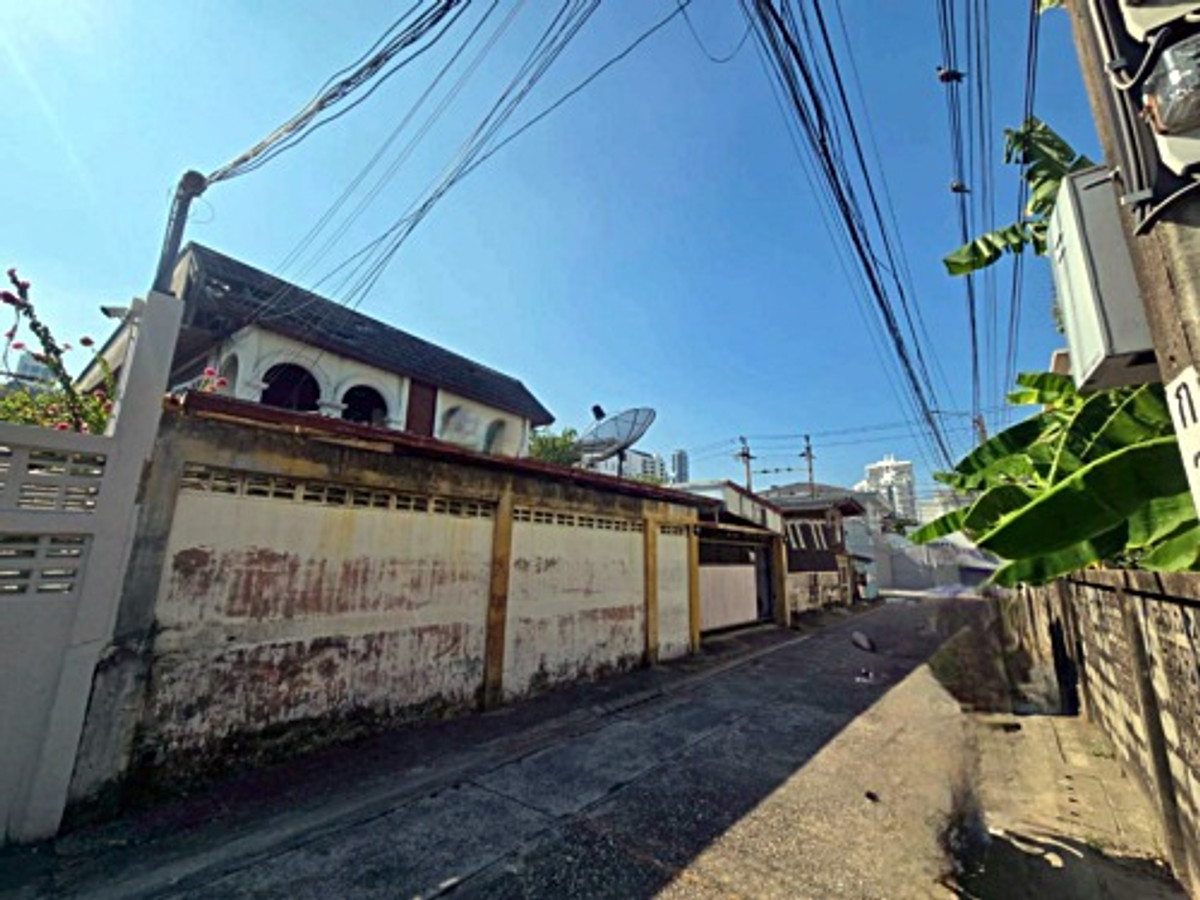 For SaleLandSukhumvit, Asoke, Thonglor : Beautiful plot of land for sale with 2-story house, Sukhumvit 65, Soi Chaiyaphruek Intersection 10, near BTS Ekkamai (N.2023)