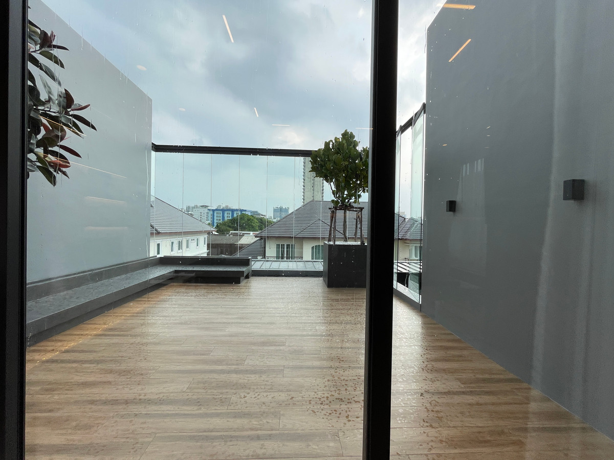 ขายบ้านโชคชัย4 ลาดพร้าว71 : ขายบ้านเดี่ยว Super Luxury THIRRA Ladprao แบบ Signature 575 ตร.ม. พร้อมสระว่ายน้ำส่วนตัว ตกแต่งครบพร้อมเครื่องใช้ไฟฟ้า ใกล้ MRT ภาวนา เพียง 700 ม.