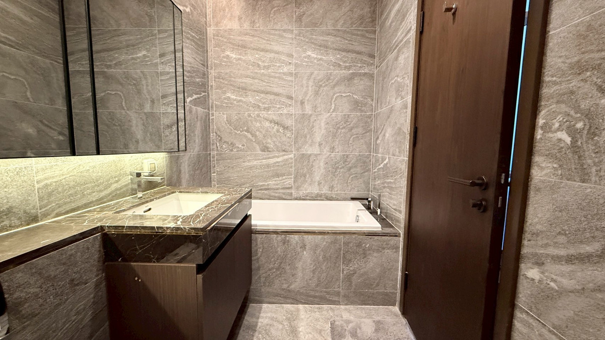 For RentCondoSukhumvit, Asoke, Thonglor : Condo for rent: The Esse 36, beautiful and new 1-bedroom unit, fully furnished, near BTS Thonglor. Special price.