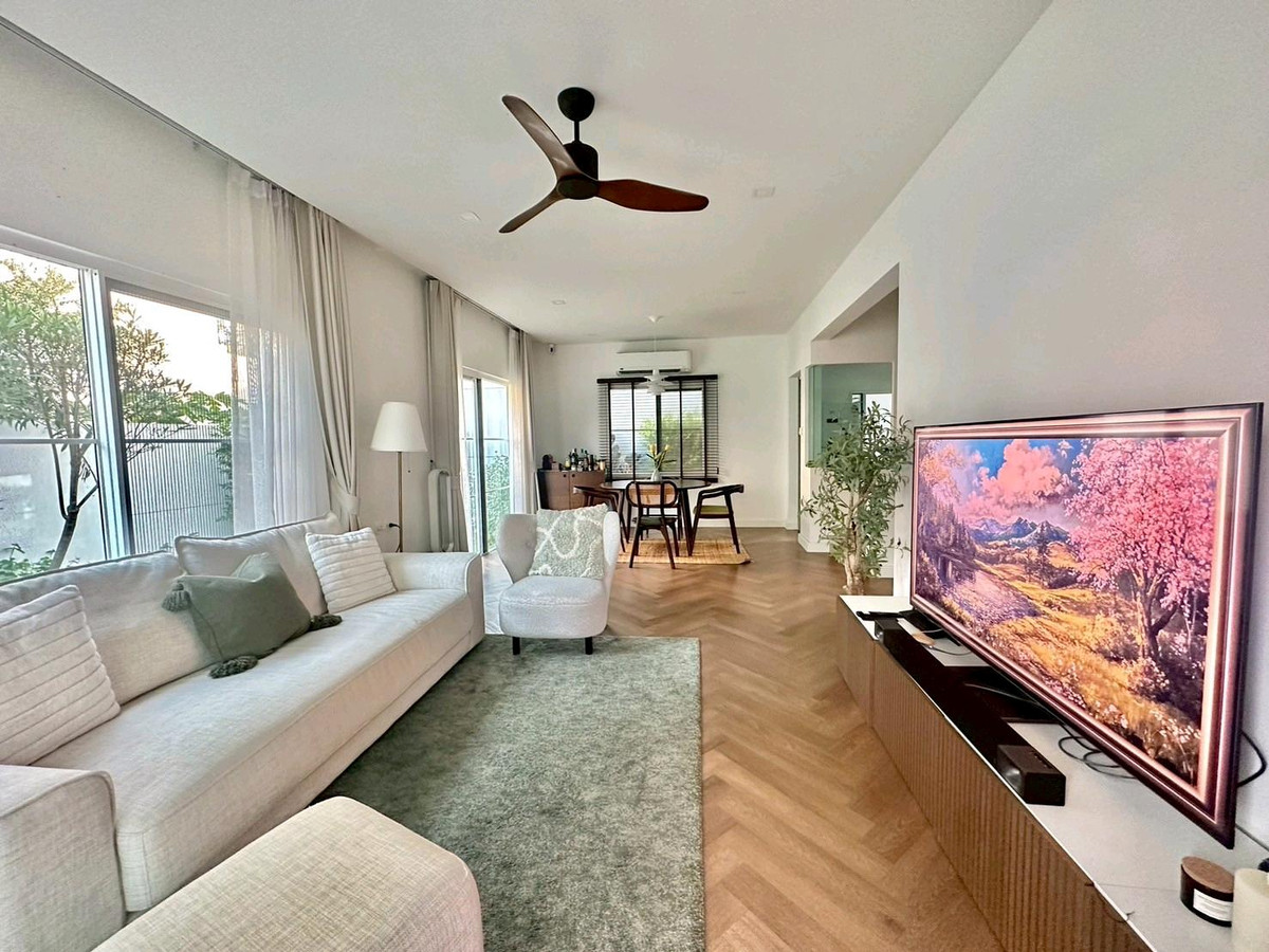 For RentHouseBangna, Bearing, Lasalle : Single house for rent near Mega Bangna/ Villaggio 2 Srinakarin - Bangna. Beautifully decorated single house.  
Complete furniture and electrical appliances Ready to move in immediately.