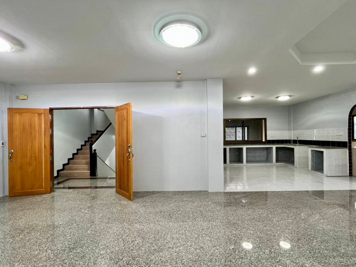 ขายโฮมออฟฟิศรัชดา ห้วยขวาง : Rare Large Standalone Office – ซอยรัชดาภิเษก 3 11b12b 45mb - Office Building - Ratchada 3 📞Call 090 919 9898