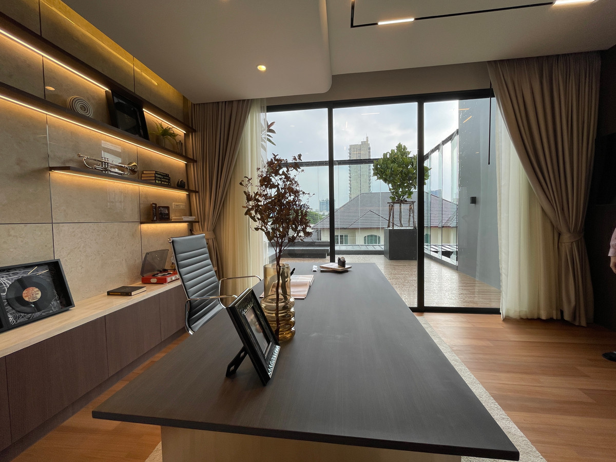 ขายบ้านโชคชัย4 ลาดพร้าว71 : ขายบ้านเดี่ยว Super Luxury THIRRA Ladprao แบบ Signature 575 ตร.ม. พร้อมสระว่ายน้ำส่วนตัว ตกแต่งครบพร้อมเครื่องใช้ไฟฟ้า ใกล้ MRT ภาวนา เพียง 700 ม.