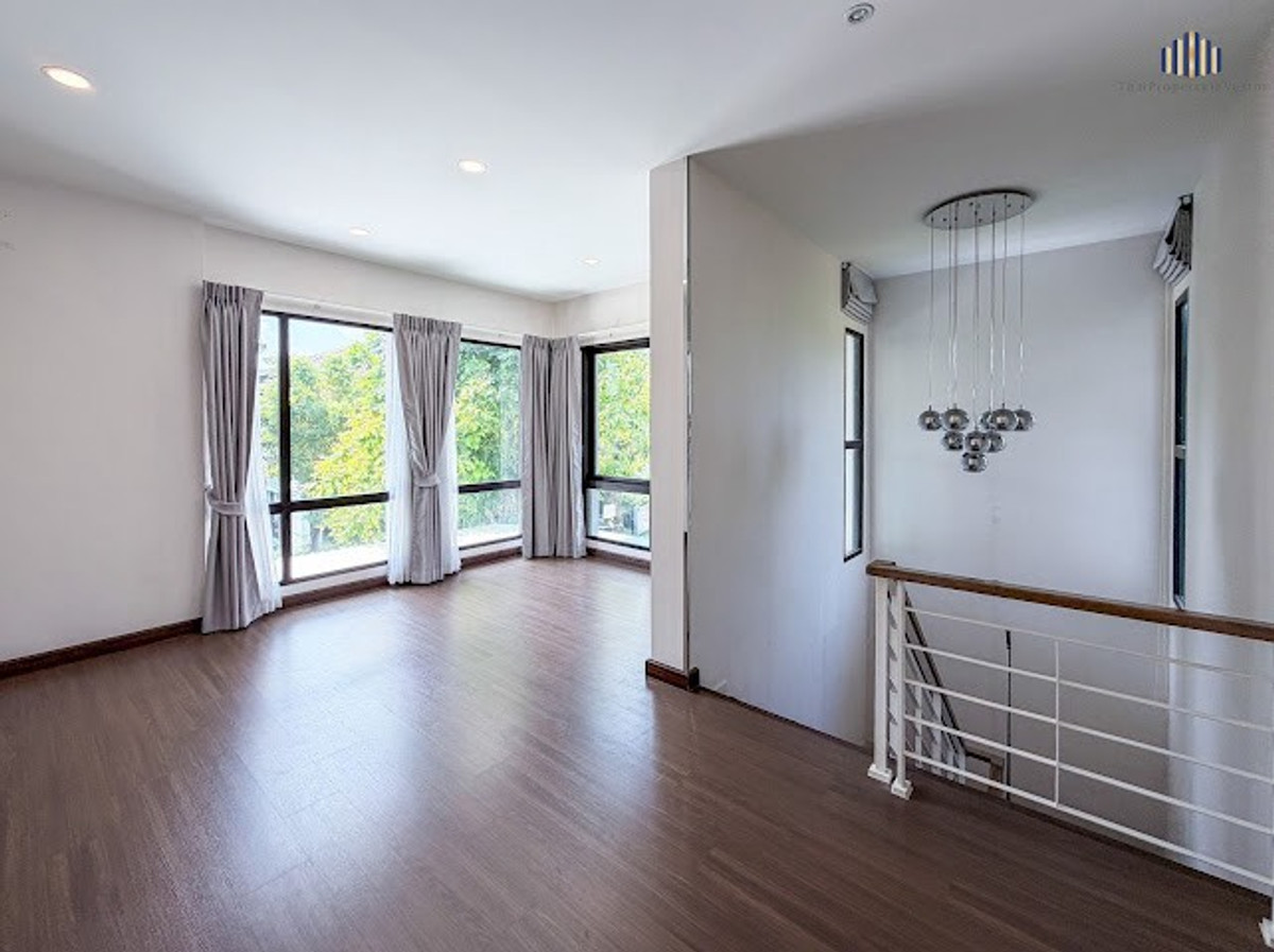 For SaleHousePattanakan, Srinakarin : Exceptional Value – A spacious family home with usable space for the whole family and a private backyard that does not face any neighbors. For sale: 2-storey detached house at The City Pattanakarn, a quality project by AP Thailand. Land size 66.5 sq.wah, 