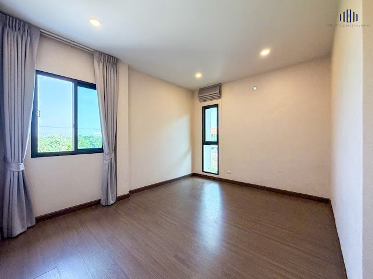 For SaleHousePattanakan, Srinakarin : Exceptional Value – A spacious family home with usable space for the whole family and a private backyard that does not face any neighbors. For sale: 2-storey detached house at The City Pattanakarn, a quality project by AP Thailand. Land size 66.5 sq.wah, 