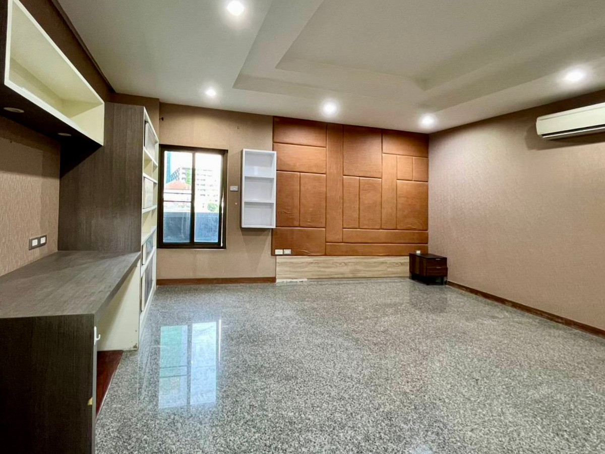 ขายโฮมออฟฟิศรัชดา ห้วยขวาง : Rare Large Standalone Office – ซอยรัชดาภิเษก 3 11b12b 45mb - Office Building - Ratchada 3 📞Call 090 919 9898