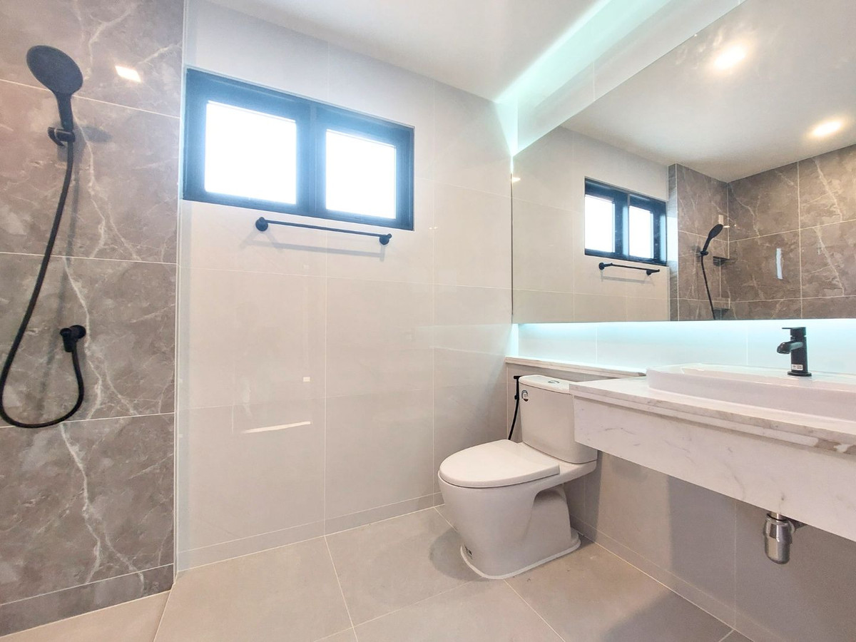 For SaleHouseNonthaburi, Bang Yai, Bangbuathong : Near MRT Bang Phlu & Westgate! Large detached house, 156 sq m., Chollada Village, Bang Bua Thong, newly renovated, prime location connecting Rattanathibet-Chaiyaphruek, quick access to the city, 4 bedrooms, complete functions, full central area.  Last