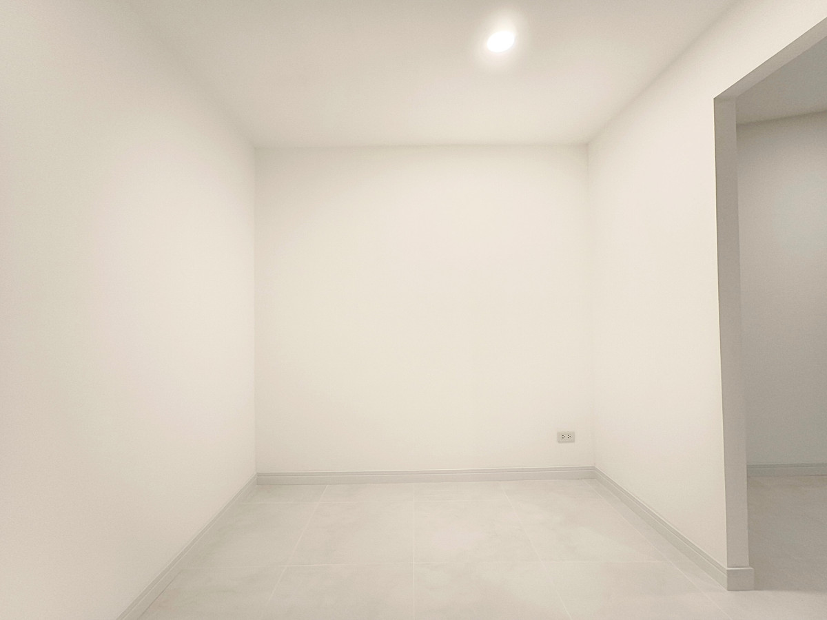 Home OfficeLadkrabang, Suwannaphum Airport : For Sale/Rent: 4-Story Home Office, WERKK Kingkaew. Brand new building, ready to use, 5 minutes to the airport. Large hall on every floor, 1 bedroom, 3 bathrooms.