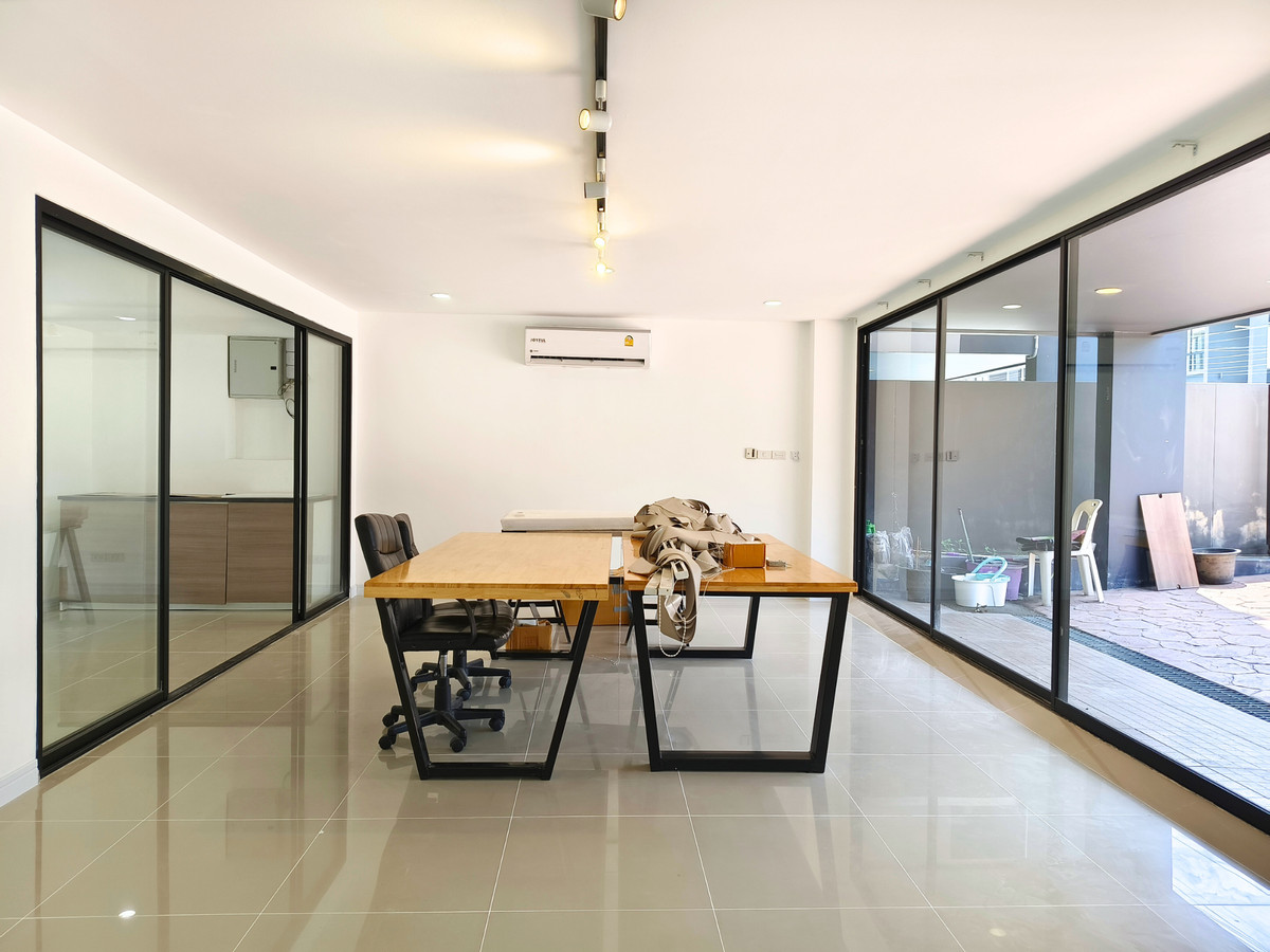 Home OfficeLadkrabang, Suwannaphum Airport : For Sale/Rent: 4-Story Home Office, WERKK Kingkaew. Brand new building, ready to use, 5 minutes to the airport. Large hall on every floor, 1 bedroom, 3 bathrooms.