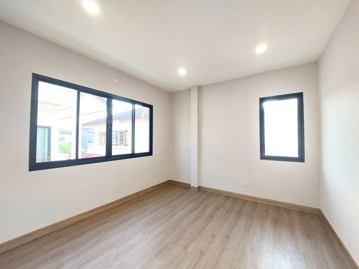 For SaleHouseNonthaburi, Bang Yai, Bangbuathong : Near MRT Bang Phlu & Westgate! Large detached house, 156 sq m., Chollada Village, Bang Bua Thong, newly renovated, prime location connecting Rattanathibet-Chaiyaphruek, quick access to the city, 4 bedrooms, complete functions, full central area.  Last