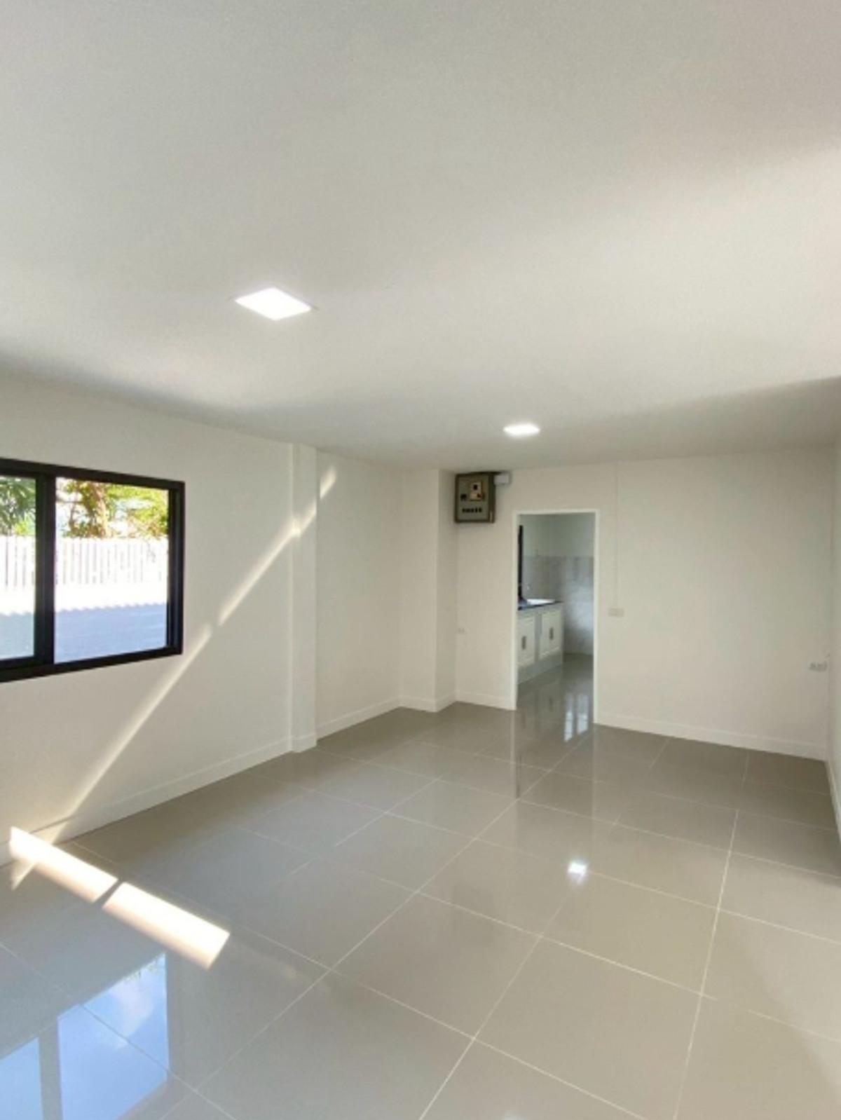 ขายบ้านปทุมธานี รังสิต ธรรมศาสตร์ : ขายบ้านเดี่ยว 2 ชั้น หมู่บ้านเมืองเอกรังสิต ถนนพหลโยธิน ตำบลหลักหก อำเภอเมืองปทุมธานี จังหวัดปทุมธานี  มหาวิทยาลัยรังสิต ใกล้ทางด่วนดอนเมืองโทลเวย์