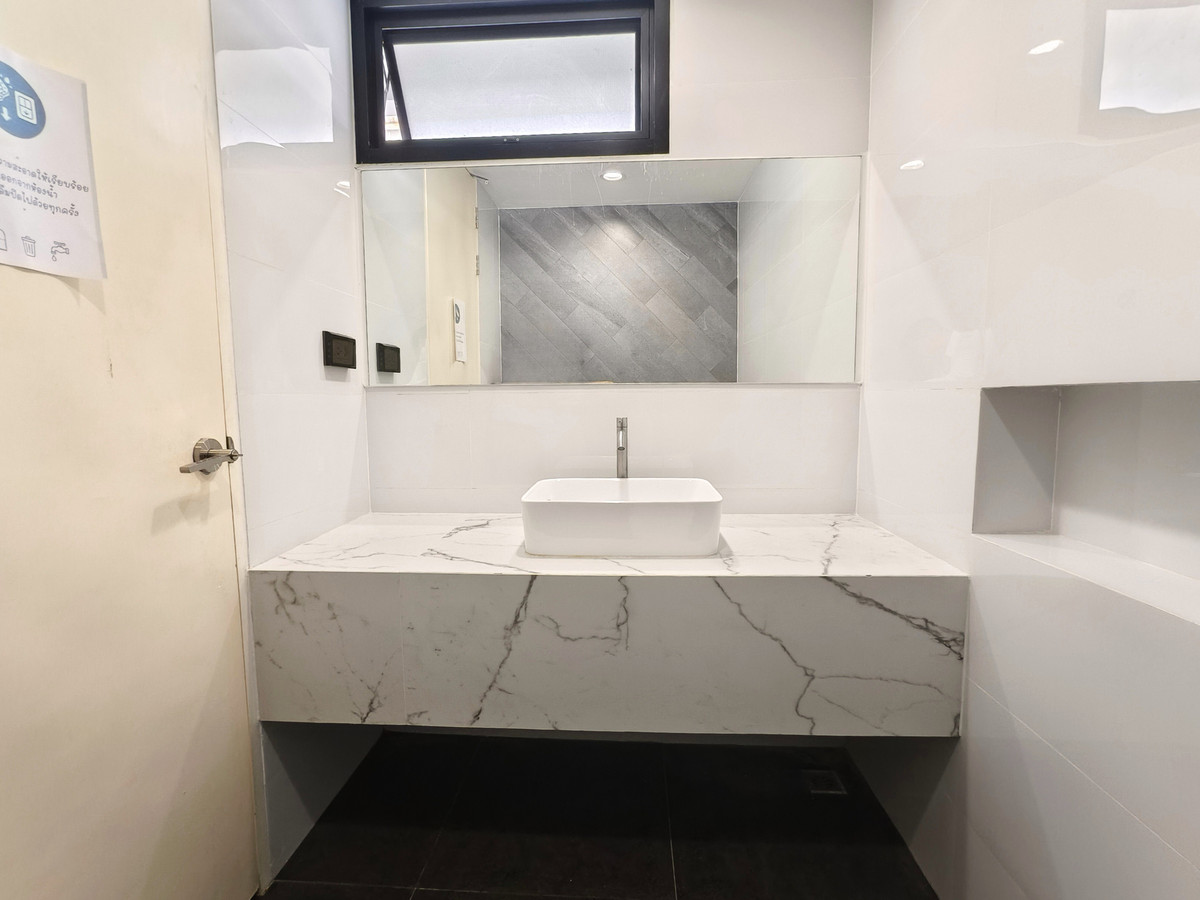 Home OfficeLadkrabang, Suwannaphum Airport : For Sale/Rent: 4-Story Home Office, WERKK Kingkaew. Brand new building, ready to use, 5 minutes to the airport. Large hall on every floor, 1 bedroom, 3 bathrooms.