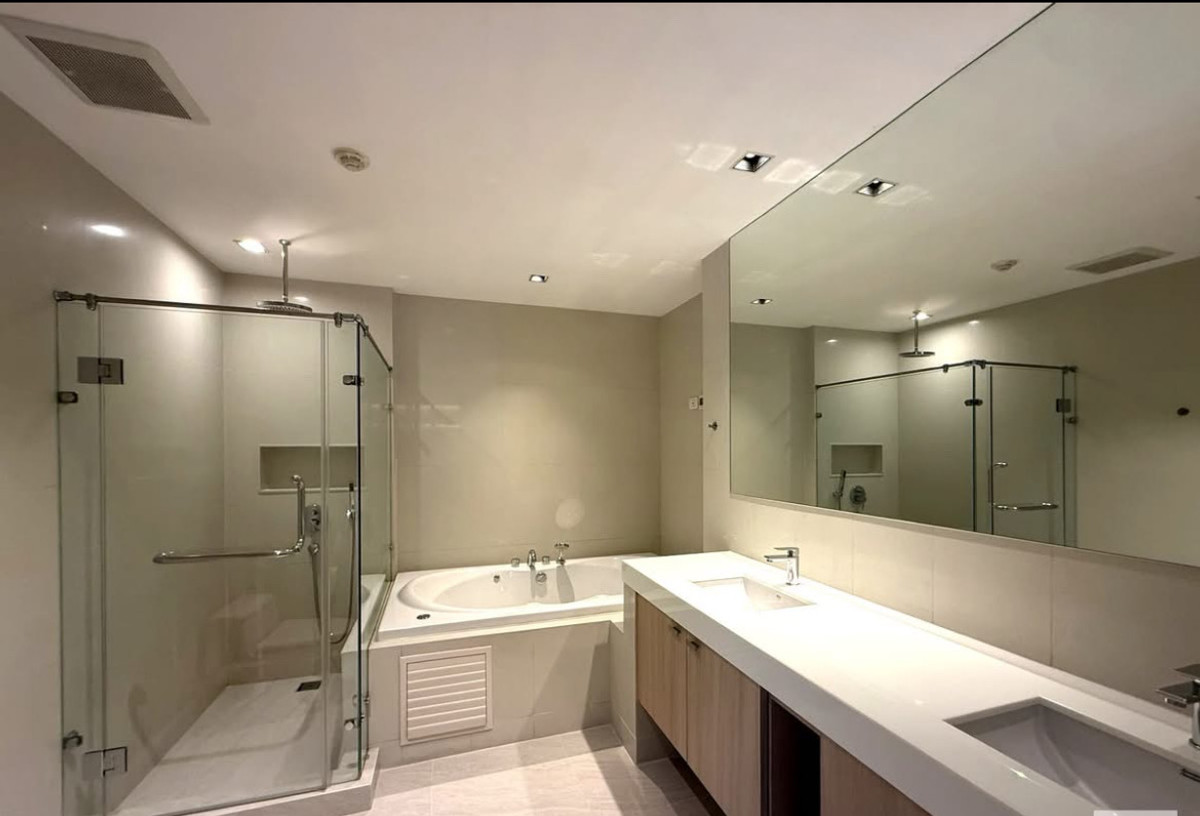 For RentCondoWitthayu, Chidlom, Langsuan, Ploenchit : Condo for rent, Athenee Residence 3+1maid, 215 sq m, Ploenchit-Chidlom area, near Central Embassy.