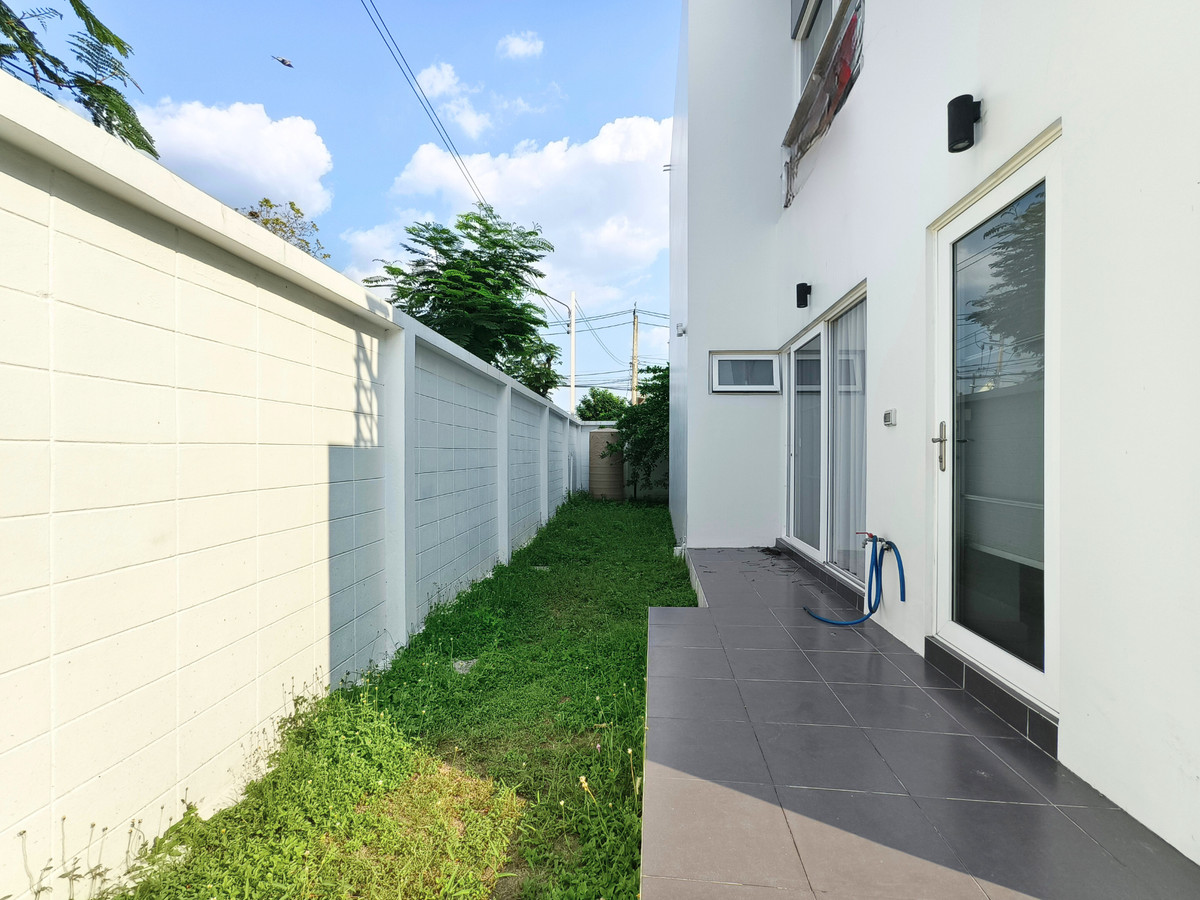 บ้านมีนบุรี-ร่มเกล้า : ขาย ให้เช่า บ้านเดี่ยว แปลงริม Parkway Aliv รามคำแหง (ปาร์คเวย์ชาเล่ต์ เฟสใหม่) ติดรถไฟฟ้า 3 ห้องนอน 3 ห้องน้ำ บ้านสวยไม่ต้องซ่อม พร้อมตกแต่ง