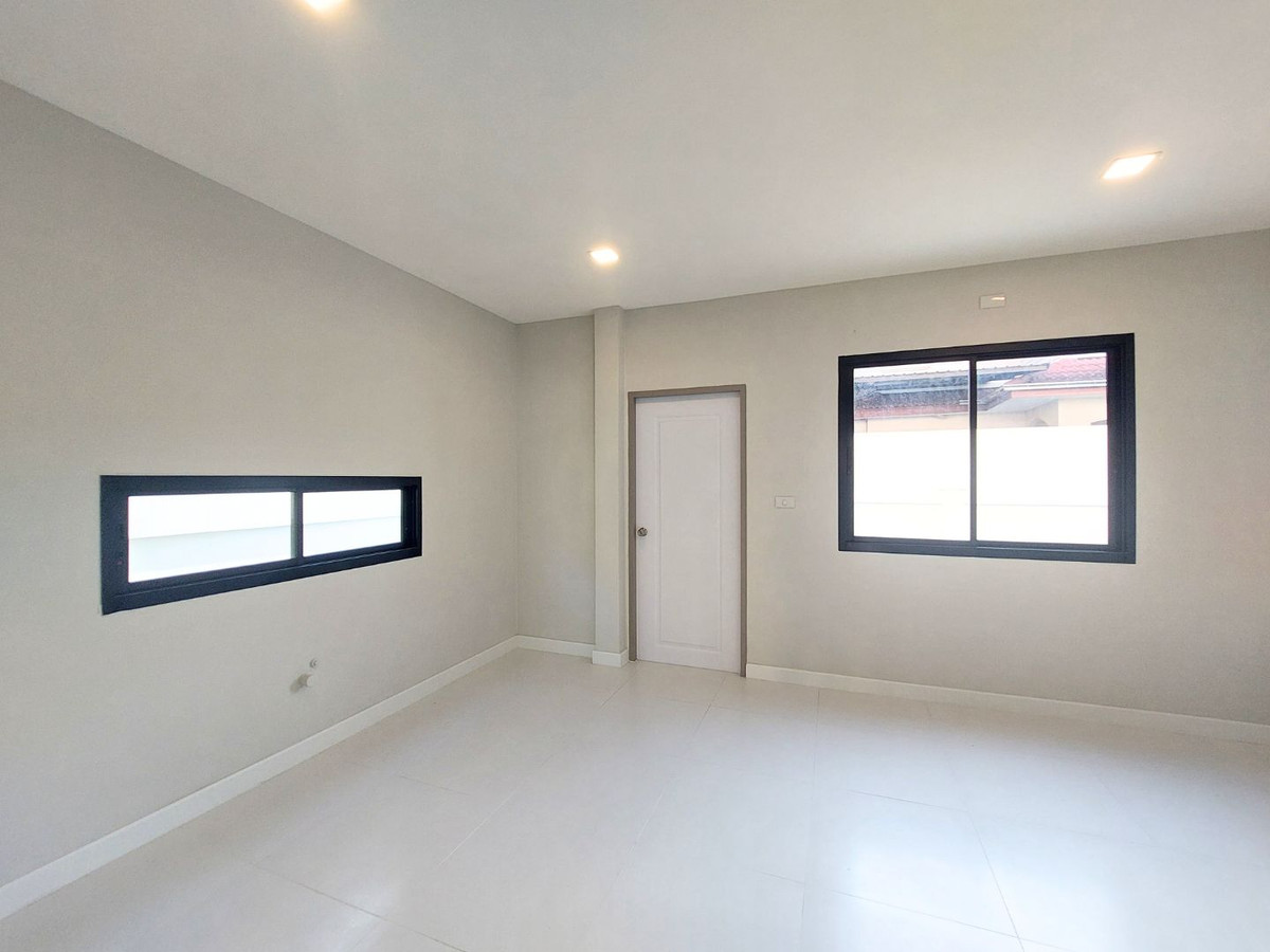 For SaleHouseNonthaburi, Bang Yai, Bangbuathong : Near MRT Bang Phlu & Westgate! Large detached house, 156 sq m., Chollada Village, Bang Bua Thong, newly renovated, prime location connecting Rattanathibet-Chaiyaphruek, quick access to the city, 4 bedrooms, complete functions, full central area.  Last