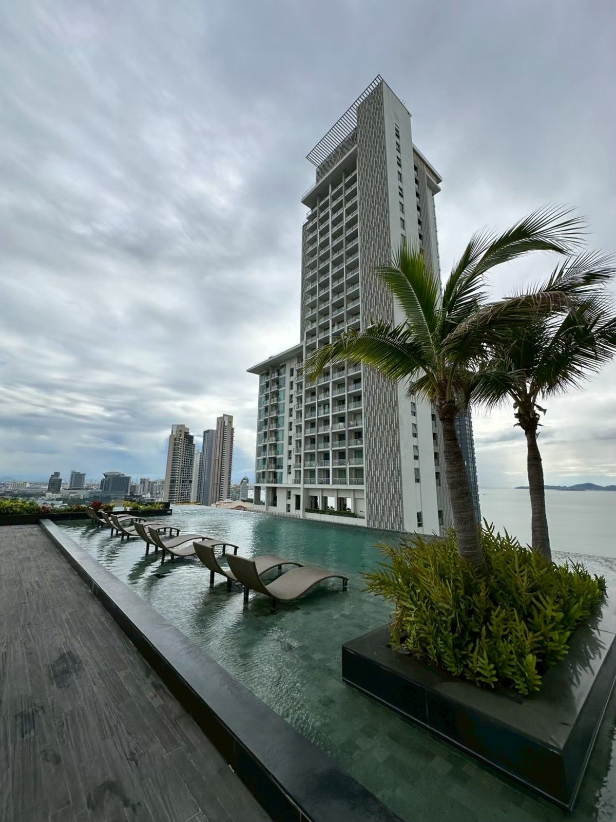 ให้เช่าคอนโดพัทยา บางแสน ชลบุรี สัตหีบ : The Riviera Wongamat Beach / 1 Bedroom (FOR RENT), เดอะ ริเวียร่า วงศ์อมาตย์ บีช / 1 ห้องนอน (เช่า) BEWN128 