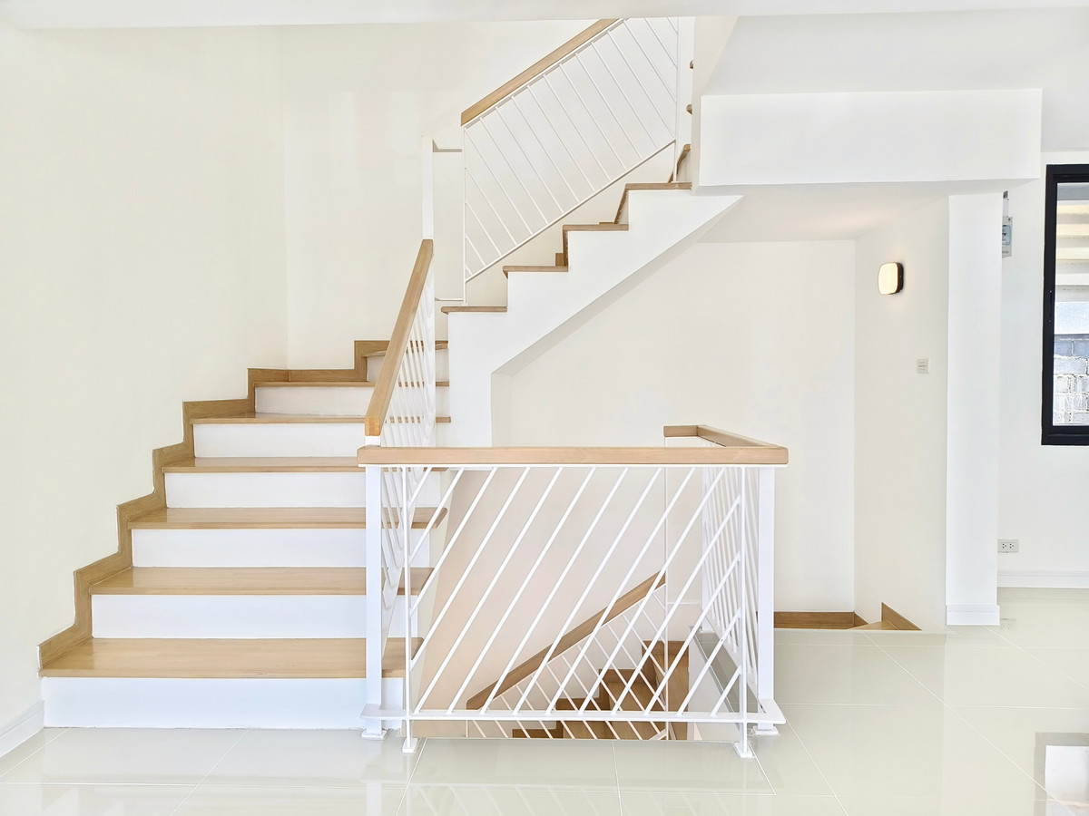 Home OfficeLadkrabang, Suwannaphum Airport : For Sale/Rent: 4-Story Home Office, WERKK Kingkaew. Brand new building, ready to use, 5 minutes to the airport. Large hall on every floor, 1 bedroom, 3 bathrooms.