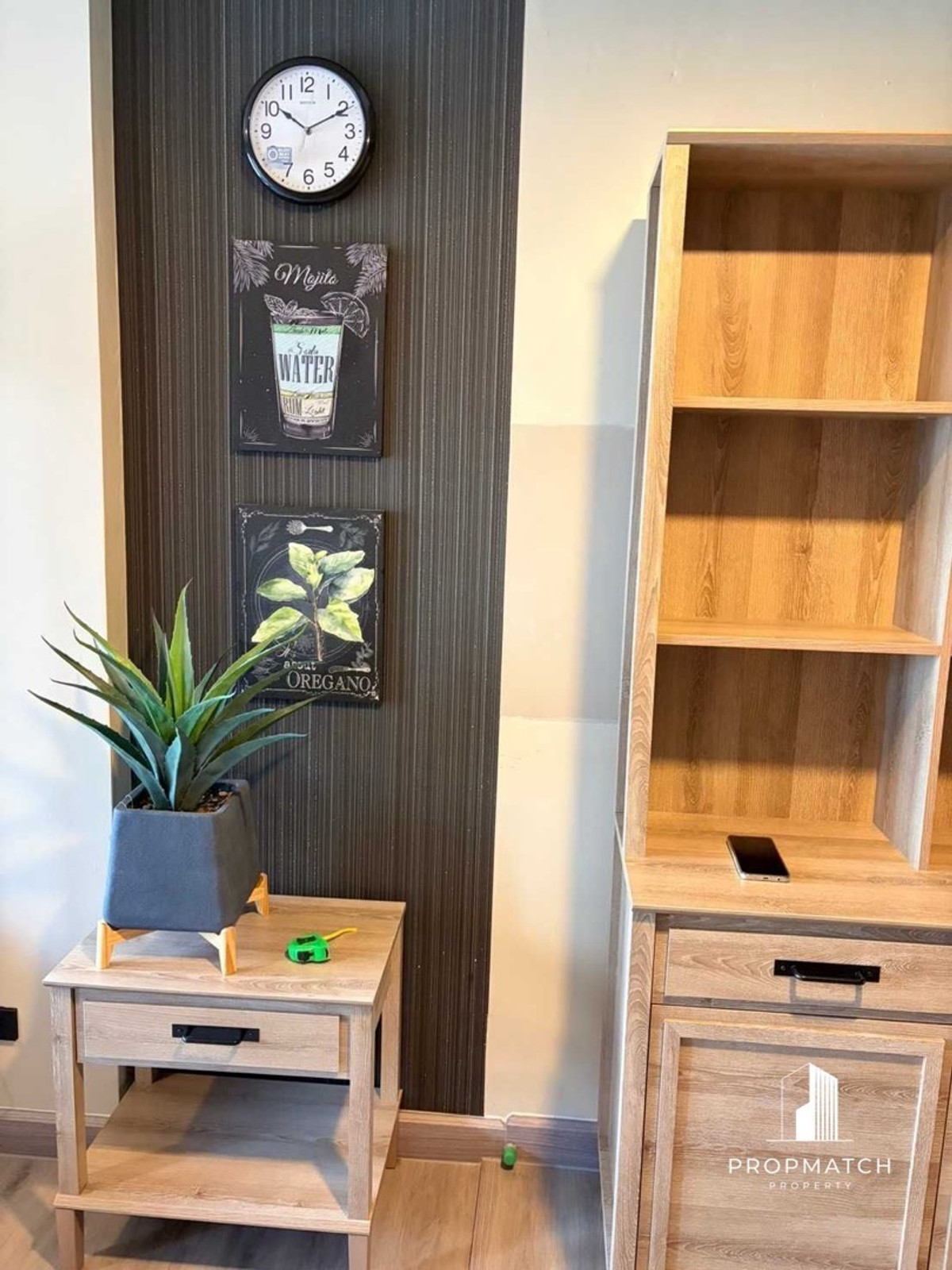 For RentCondoSapankwai,Jatujak : For rent, Onyx Phahonyothin, only 18,000.-, just redone the room.