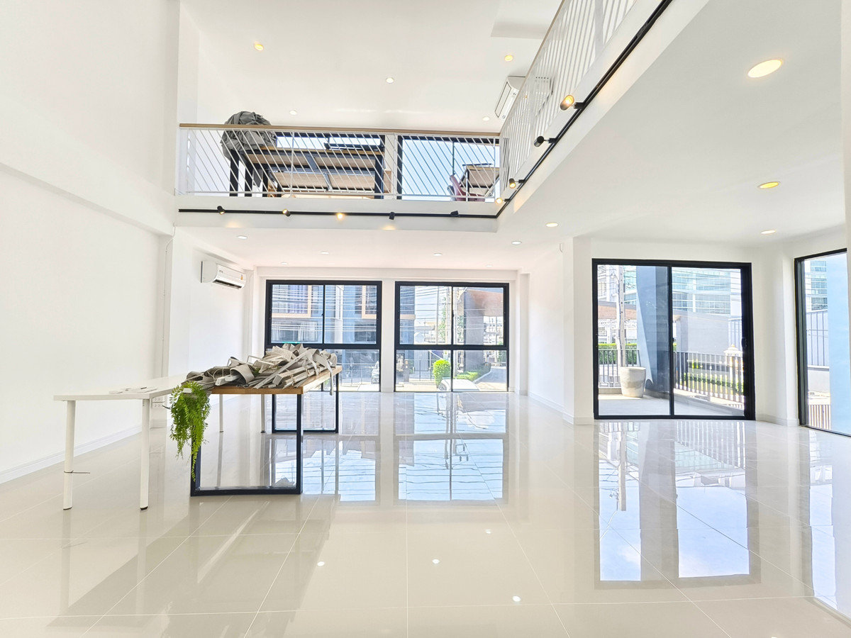 Home OfficeLadkrabang, Suwannaphum Airport : For Sale/Rent: 4-Story Home Office, WERKK Kingkaew. Brand new building, ready to use, 5 minutes to the airport. Large hall on every floor, 1 bedroom, 3 bathrooms.