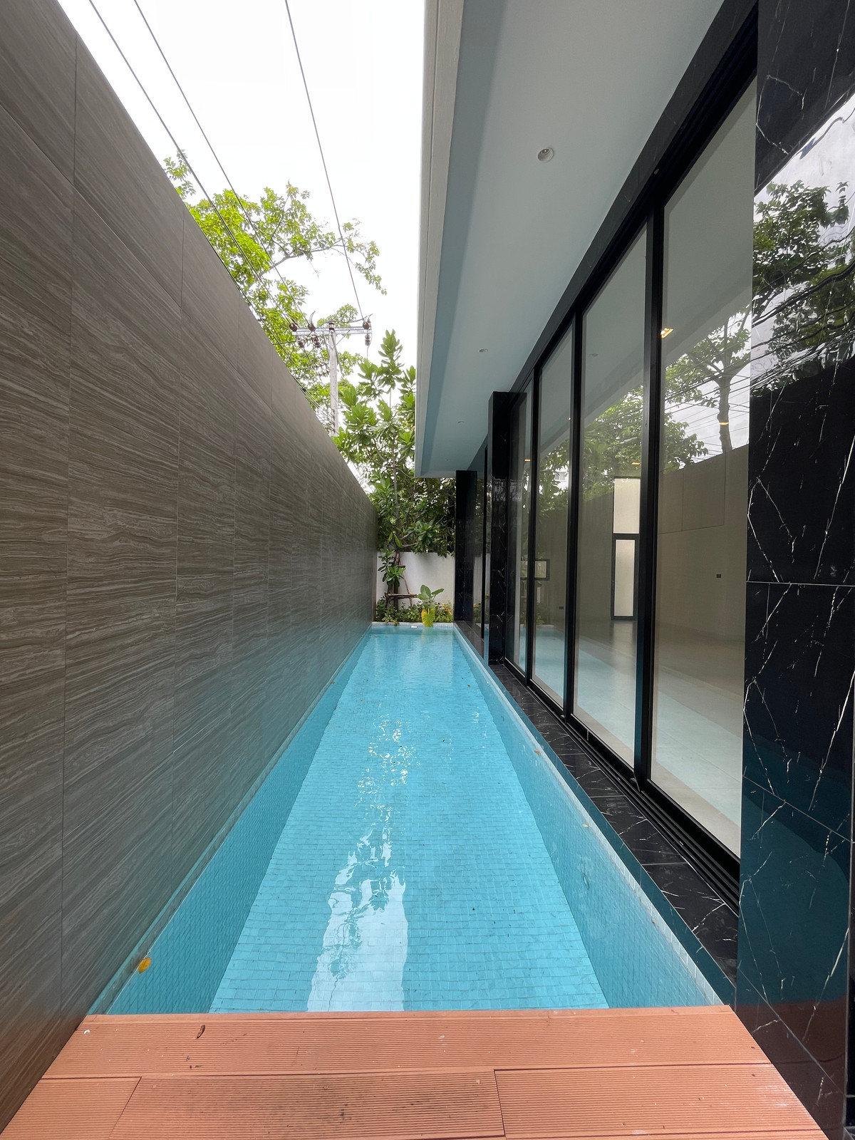 ขายบ้านรามคำแหง หัวหมาก : [ขาย] ARNA Rama 9 บ้านเดี่ยว Super Luxury 3 ชั้น พร้อมสระว่ายน้ำส่วนตัว และดาดฟ้า | ทำเลทองหลัง The Mall รามฯ ใกล้ MRT สายสีส้ม