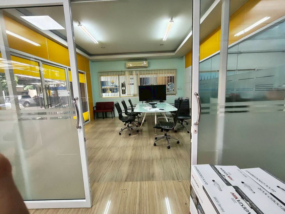 Shop HouseSamut Prakan,Samrong : Commercial building for rent/sale, good location, suitable for doing business. Usable area per floor is approximately 300 sq m.