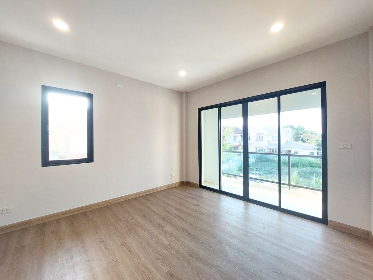 For SaleHouseNonthaburi, Bang Yai, Bangbuathong : Near MRT Bang Phlu & Westgate! Large detached house, 156 sq m., Chollada Village, Bang Bua Thong, newly renovated, prime location connecting Rattanathibet-Chaiyaphruek, quick access to the city, 4 bedrooms, complete functions, full central area.  Last