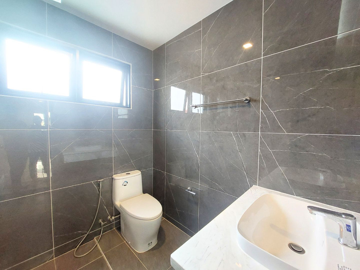 For SaleHouseNonthaburi, Bang Yai, Bangbuathong : Near MRT Bang Phlu & Westgate! Large detached house, 156 sq m., Chollada Village, Bang Bua Thong, newly renovated, prime location connecting Rattanathibet-Chaiyaphruek, quick access to the city, 4 bedrooms, complete functions, full central area.  Last