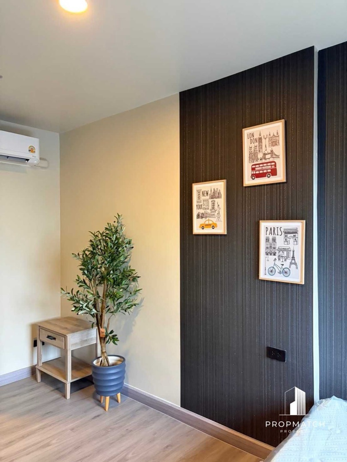 For RentCondoSapankwai,Jatujak : For rent, Onyx Phahonyothin, only 18,000.-, just redone the room.