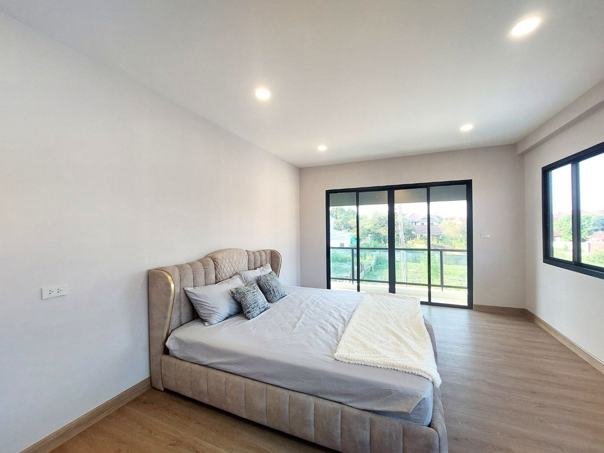 For SaleHouseNonthaburi, Bang Yai, Bangbuathong : Near MRT Bang Phlu & Westgate! Large detached house, 156 sq m., Chollada Village, Bang Bua Thong, newly renovated, prime location connecting Rattanathibet-Chaiyaphruek, quick access to the city, 4 bedrooms, complete functions, full central area.  Last