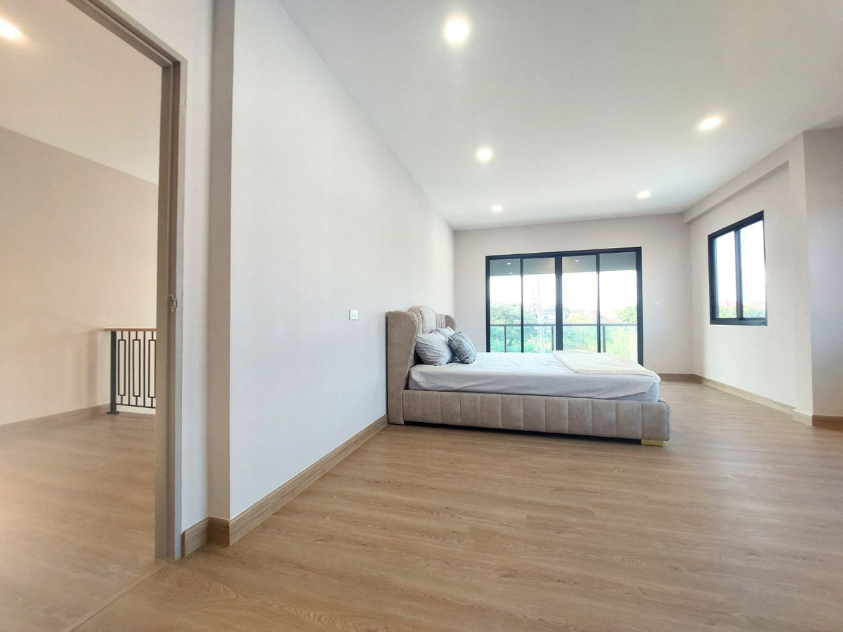 For SaleHouseNonthaburi, Bang Yai, Bangbuathong : Near MRT Bang Phlu & Westgate! Large detached house, 156 sq m., Chollada Village, Bang Bua Thong, newly renovated, prime location connecting Rattanathibet-Chaiyaphruek, quick access to the city, 4 bedrooms, complete functions, full central area.  Last