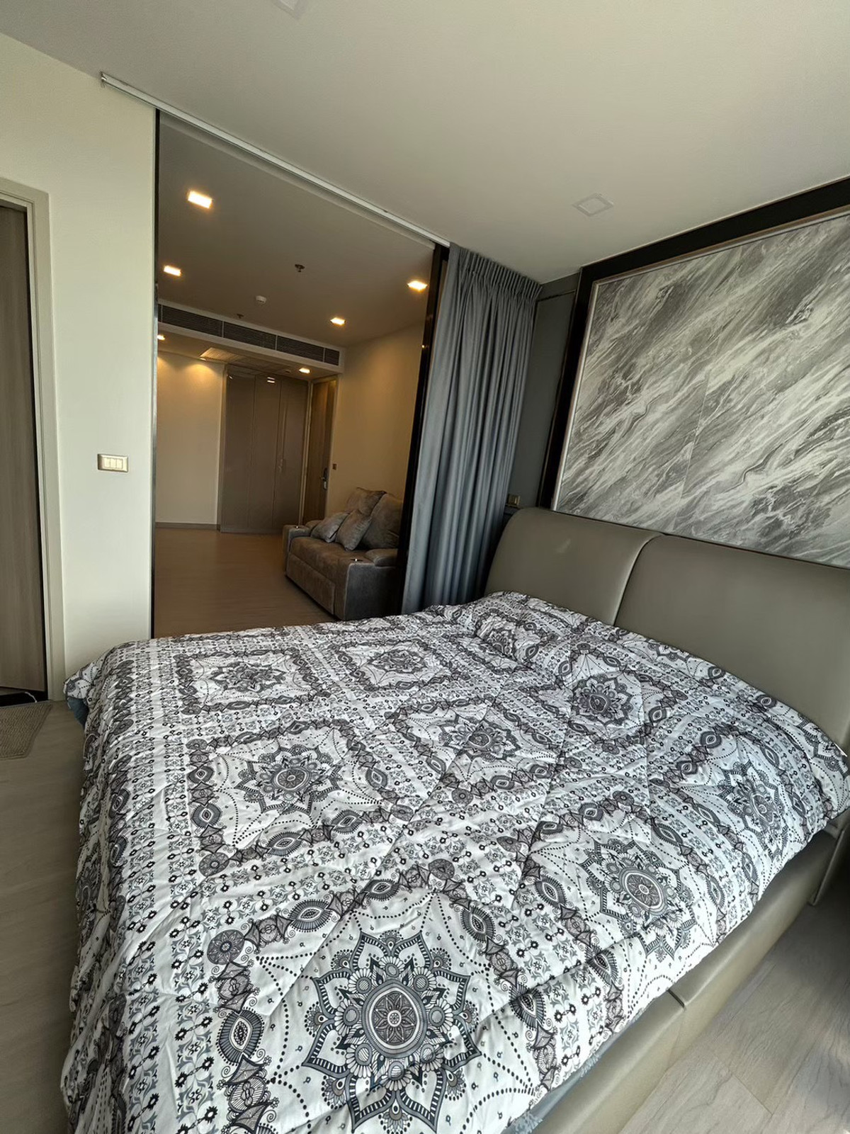 ให้เช่าคอนโดพระราม 9 เพชรบุรีตัดใหม่ RCA : PRO-116✨ปล่อยเช่าคอนโด One9Five ✨🚆ใกล้รถไฟฟ้า🚆 MRT พระราม 9 ✨เพียง 25,000 บาท/เดือน ✨ขนาด 35.00 ตรม. ชั้น 41 *0659174222*