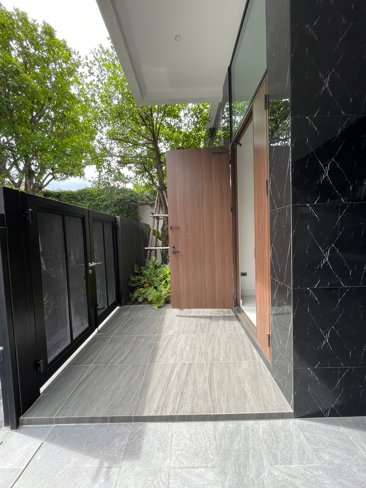 ขายบ้านรามคำแหง หัวหมาก : [ขาย] ARNA Rama 9 บ้านเดี่ยว Super Luxury 3 ชั้น พร้อมสระว่ายน้ำส่วนตัว และดาดฟ้า | ทำเลทองหลัง The Mall รามฯ ใกล้ MRT สายสีส้ม