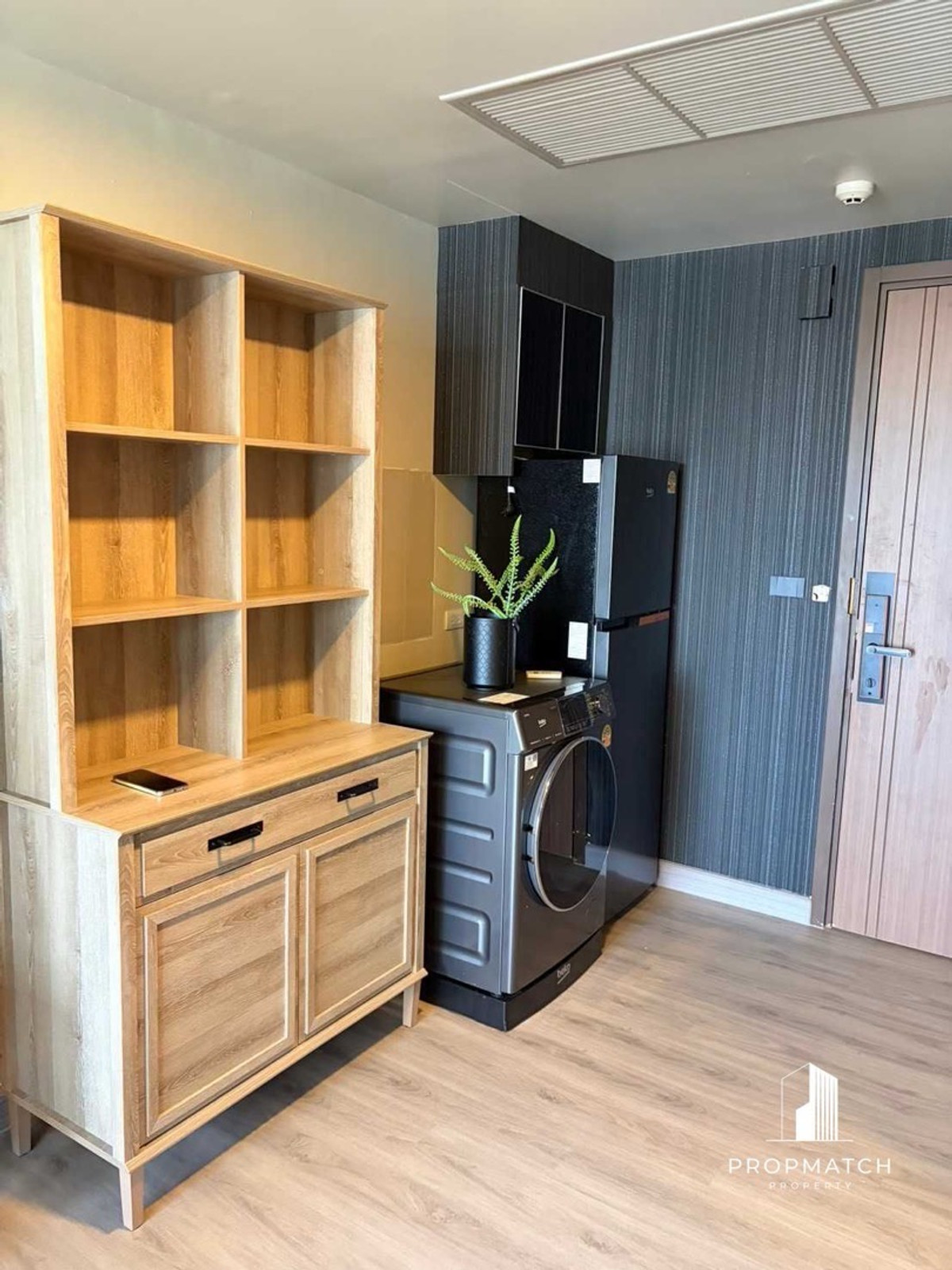 For RentCondoSapankwai,Jatujak : For rent, Onyx Phahonyothin, only 18,000.-, just redone the room.