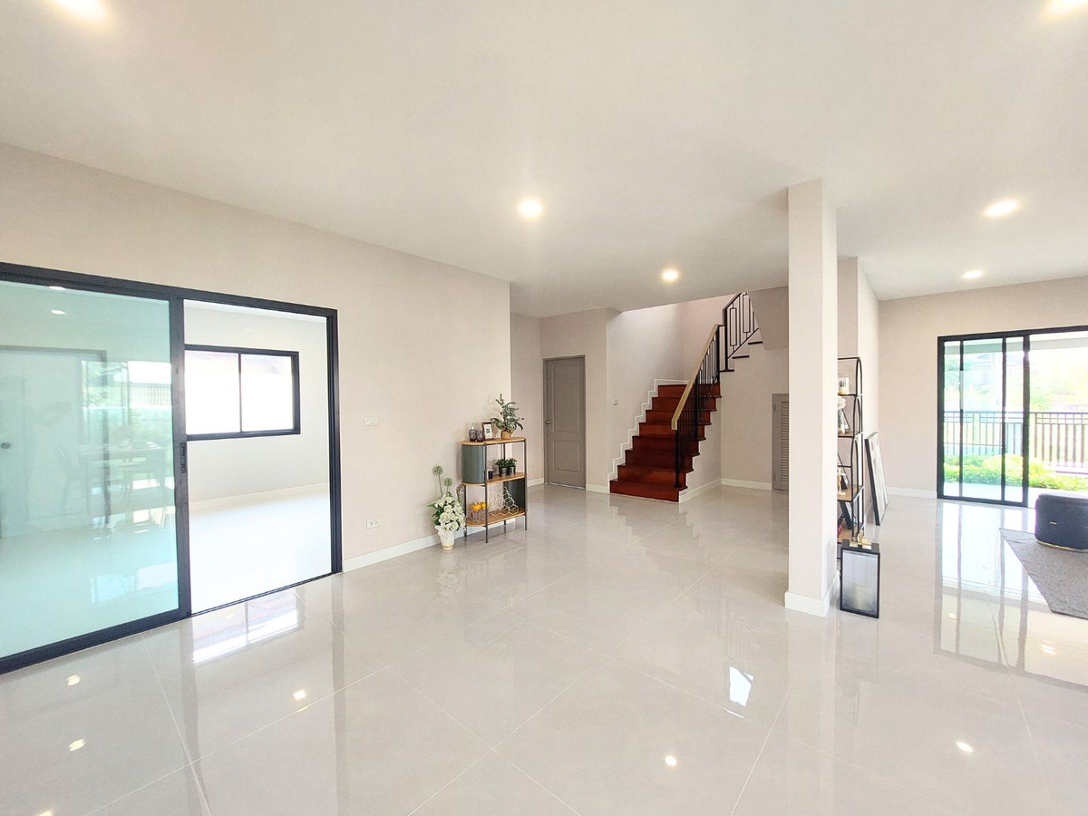 For SaleHouseNonthaburi, Bang Yai, Bangbuathong : Near MRT Bang Phlu & Westgate! Large detached house, 156 sq m., Chollada Village, Bang Bua Thong, newly renovated, prime location connecting Rattanathibet-Chaiyaphruek, quick access to the city, 4 bedrooms, complete functions, full central area.  Last