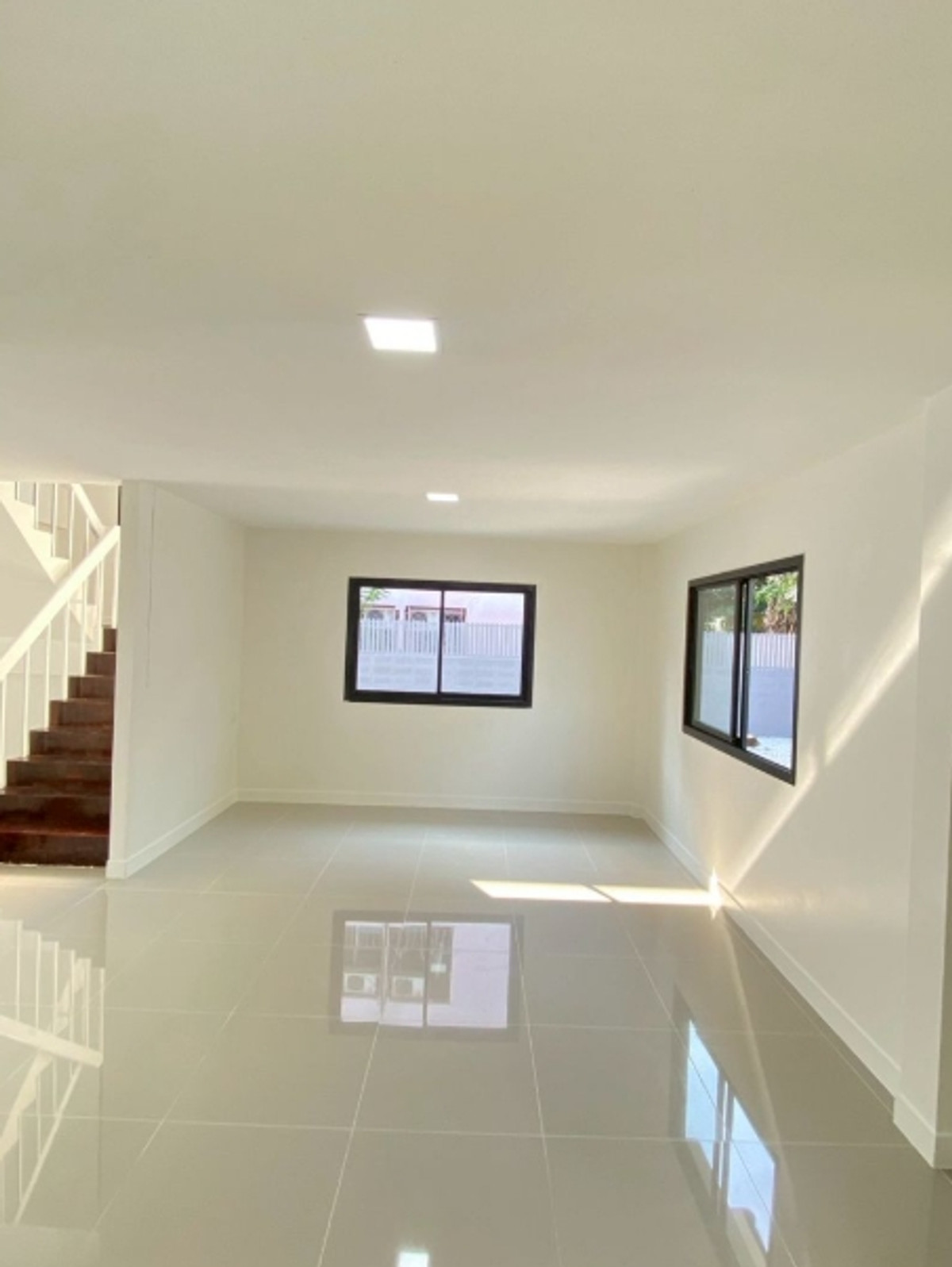 ขายบ้านปทุมธานี รังสิต ธรรมศาสตร์ : ขายบ้านเดี่ยว 2 ชั้น หมู่บ้านเมืองเอกรังสิต ถนนพหลโยธิน ตำบลหลักหก อำเภอเมืองปทุมธานี จังหวัดปทุมธานี  มหาวิทยาลัยรังสิต ใกล้ทางด่วนดอนเมืองโทลเวย์