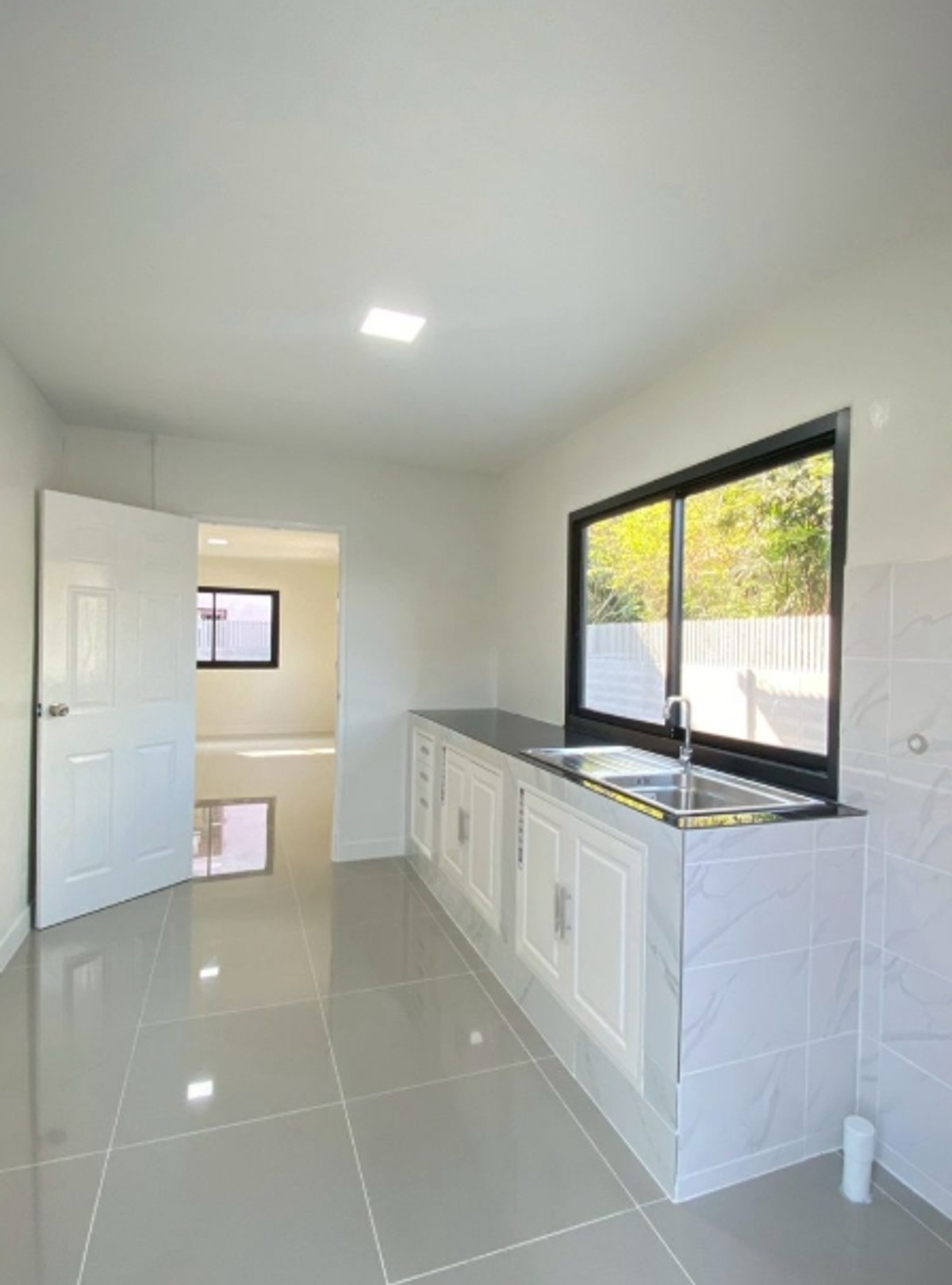 ขายบ้านปทุมธานี รังสิต ธรรมศาสตร์ : ขายบ้านเดี่ยว 2 ชั้น หมู่บ้านเมืองเอกรังสิต ถนนพหลโยธิน ตำบลหลักหก อำเภอเมืองปทุมธานี จังหวัดปทุมธานี  มหาวิทยาลัยรังสิต ใกล้ทางด่วนดอนเมืองโทลเวย์