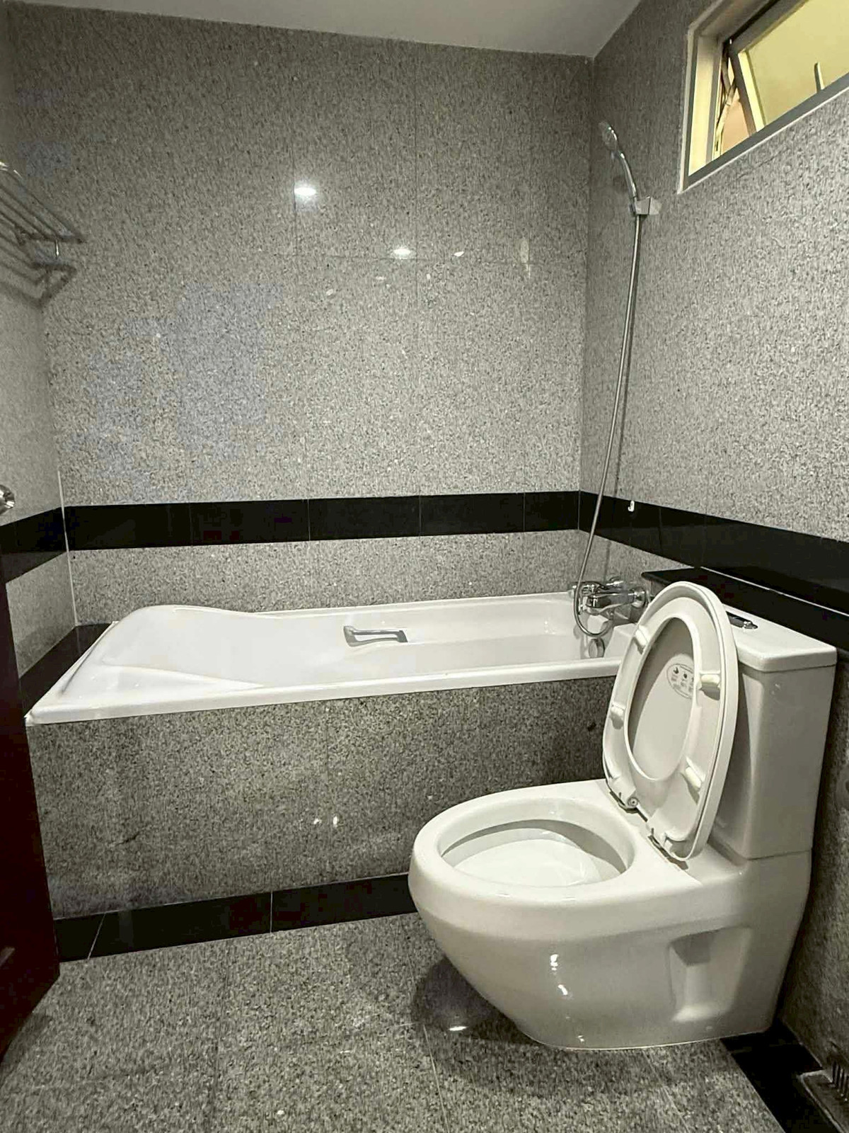 ให้เช่าคอนโดวิทยุ ชิดลม หลังสวน : LTH14668 – Condo for Rent | Grand Langsuan | 150 sqm | 3 Bedrooms 2 Bathrooms | Luxury Spacious Residence High Floor City Living | Near BTS Ratchadamri | 85,000 THB/Month | คอนโดให้เช่า แกรนด์ หลังสวน 150 ตร.ม. 3 ห้องนอน 2 ห้องน้ำ ห้องหรู พื้นที่กว้าง ชั้