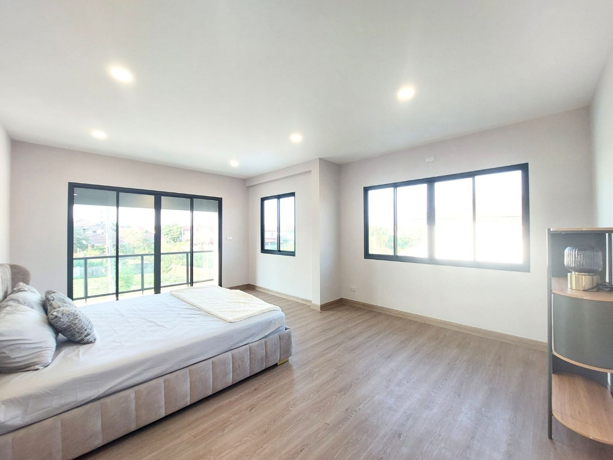For SaleHouseNonthaburi, Bang Yai, Bangbuathong : Near MRT Bang Phlu & Westgate! Large detached house, 156 sq m., Chollada Village, Bang Bua Thong, newly renovated, prime location connecting Rattanathibet-Chaiyaphruek, quick access to the city, 4 bedrooms, complete functions, full central area.  Last