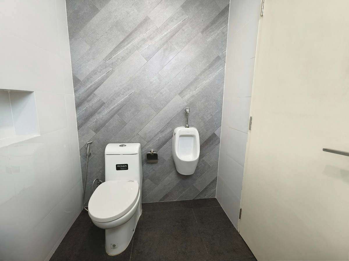 Home OfficeLadkrabang, Suwannaphum Airport : For Sale/Rent: 4-Story Home Office, WERKK Kingkaew. Brand new building, ready to use, 5 minutes to the airport. Large hall on every floor, 1 bedroom, 3 bathrooms.