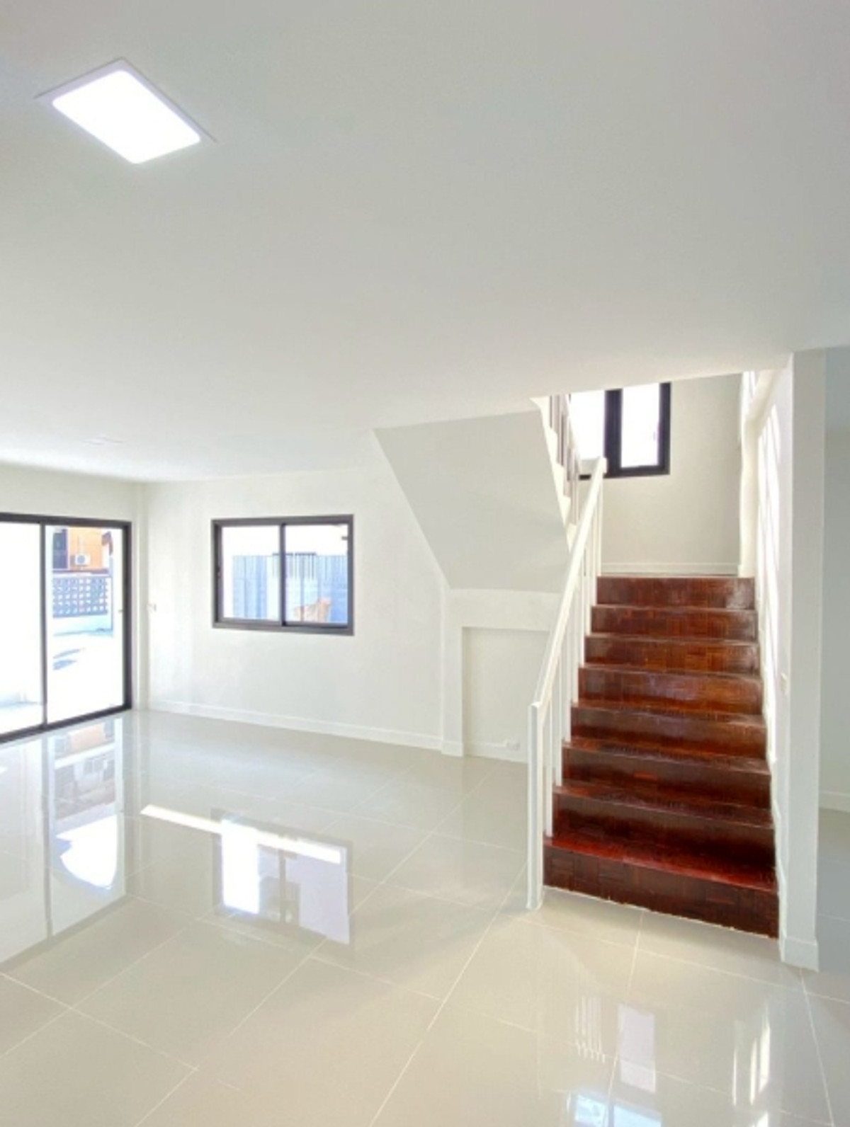 ขายบ้านปทุมธานี รังสิต ธรรมศาสตร์ : ขายบ้านเดี่ยว 2 ชั้น หมู่บ้านเมืองเอกรังสิต ถนนพหลโยธิน ตำบลหลักหก อำเภอเมืองปทุมธานี จังหวัดปทุมธานี  มหาวิทยาลัยรังสิต ใกล้ทางด่วนดอนเมืองโทลเวย์