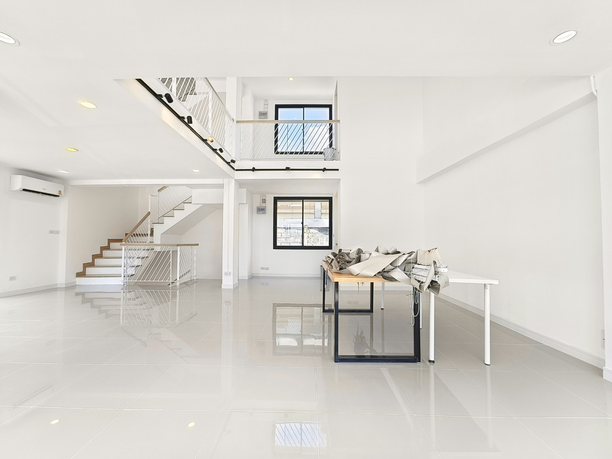 Home OfficeLadkrabang, Suwannaphum Airport : For Sale/Rent: 4-Story Home Office, WERKK Kingkaew. Brand new building, ready to use, 5 minutes to the airport. Large hall on every floor, 1 bedroom, 3 bathrooms.