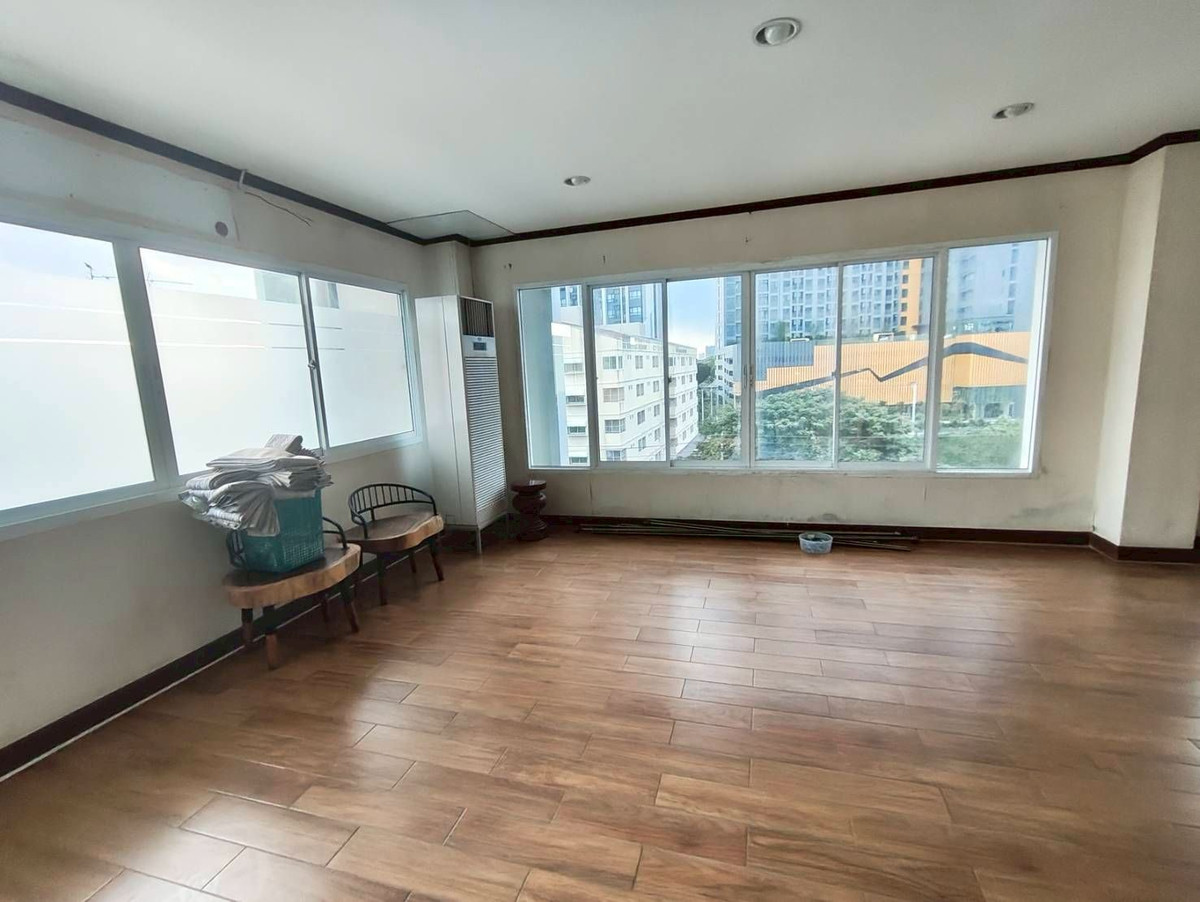 Shop HouseSamut Prakan,Samrong : Commercial building for rent/sale, good location, suitable for doing business. Usable area per floor is approximately 300 sq m.