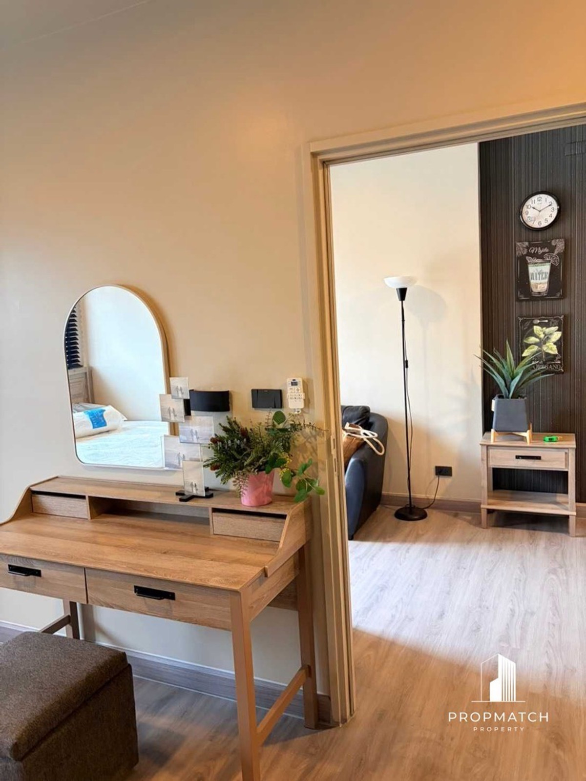 For RentCondoSapankwai,Jatujak : For rent, Onyx Phahonyothin, only 18,000.-, just redone the room.