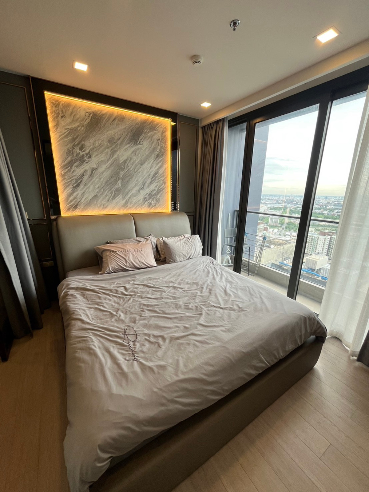 ให้เช่าคอนโดพระราม 9 เพชรบุรีตัดใหม่ RCA : PRO-116✨ปล่อยเช่าคอนโด One9Five ✨🚆ใกล้รถไฟฟ้า🚆 MRT พระราม 9 ✨เพียง 25,000 บาท/เดือน ✨ขนาด 35.00 ตรม. ชั้น 41 *0659174222*