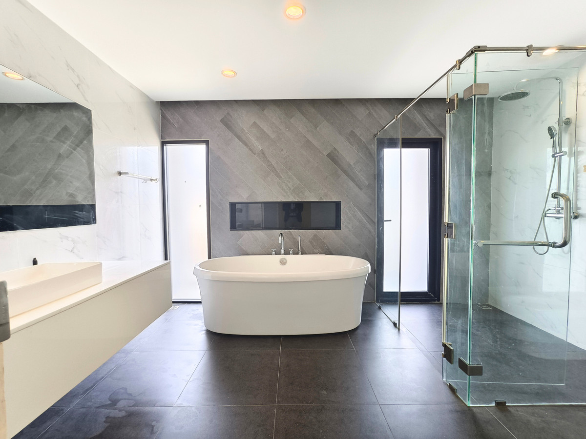 Home OfficeLadkrabang, Suwannaphum Airport : For Sale/Rent: 4-Story Home Office, WERKK Kingkaew. Brand new building, ready to use, 5 minutes to the airport. Large hall on every floor, 1 bedroom, 3 bathrooms.