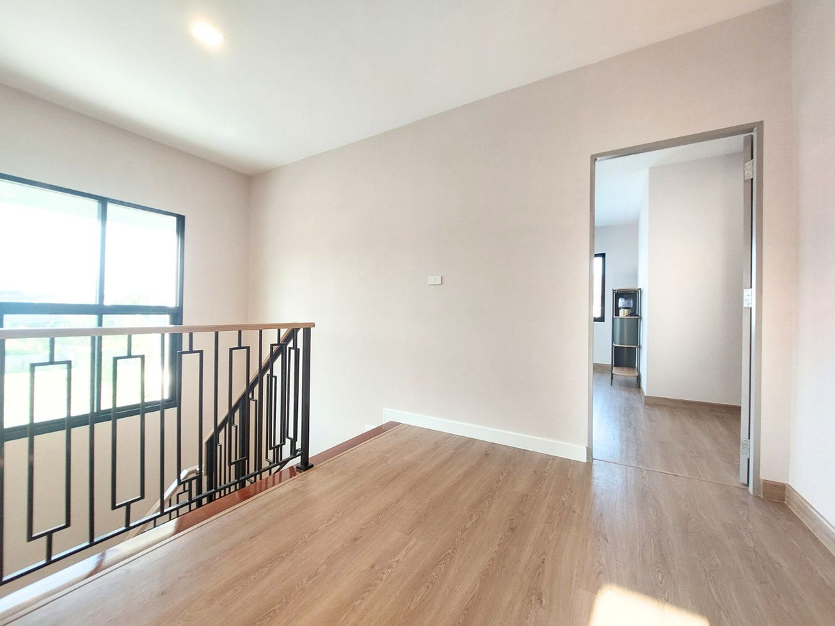 For SaleHouseNonthaburi, Bang Yai, Bangbuathong : Near MRT Bang Phlu & Westgate! Large detached house, 156 sq m., Chollada Village, Bang Bua Thong, newly renovated, prime location connecting Rattanathibet-Chaiyaphruek, quick access to the city, 4 bedrooms, complete functions, full central area.  Last