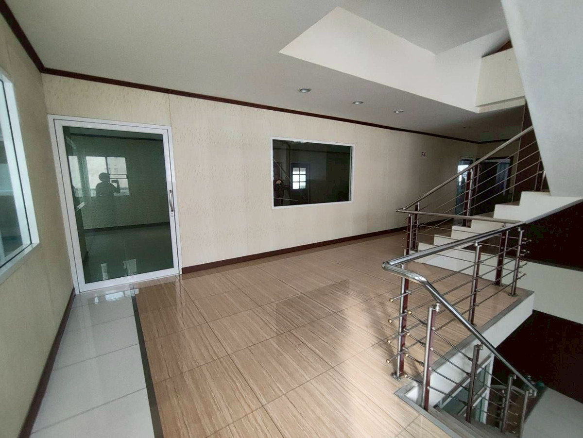 Shop HouseSamut Prakan,Samrong : Commercial building for rent/sale, good location, suitable for doing business. Usable area per floor is approximately 300 sq m.