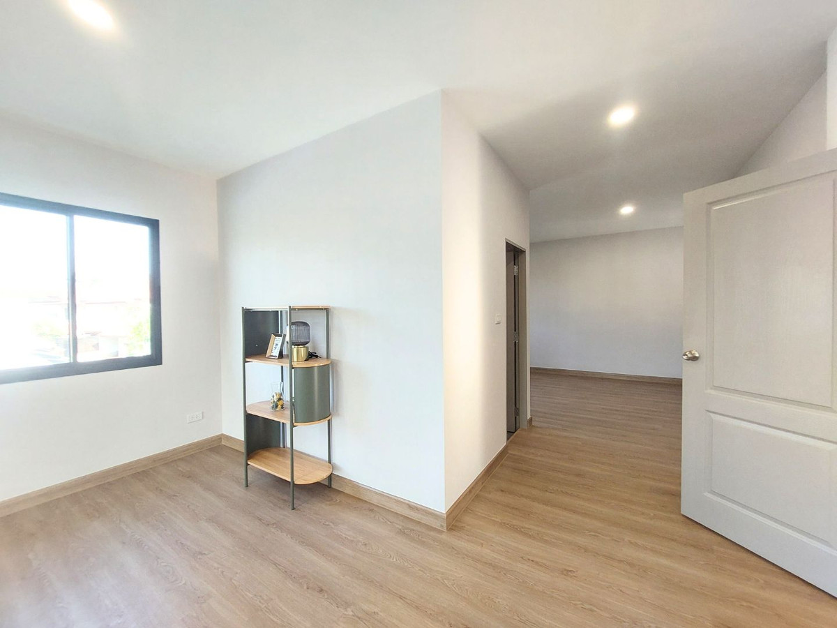 For SaleHouseNonthaburi, Bang Yai, Bangbuathong : Near MRT Bang Phlu & Westgate! Large detached house, 156 sq m., Chollada Village, Bang Bua Thong, newly renovated, prime location connecting Rattanathibet-Chaiyaphruek, quick access to the city, 4 bedrooms, complete functions, full central area.  Last