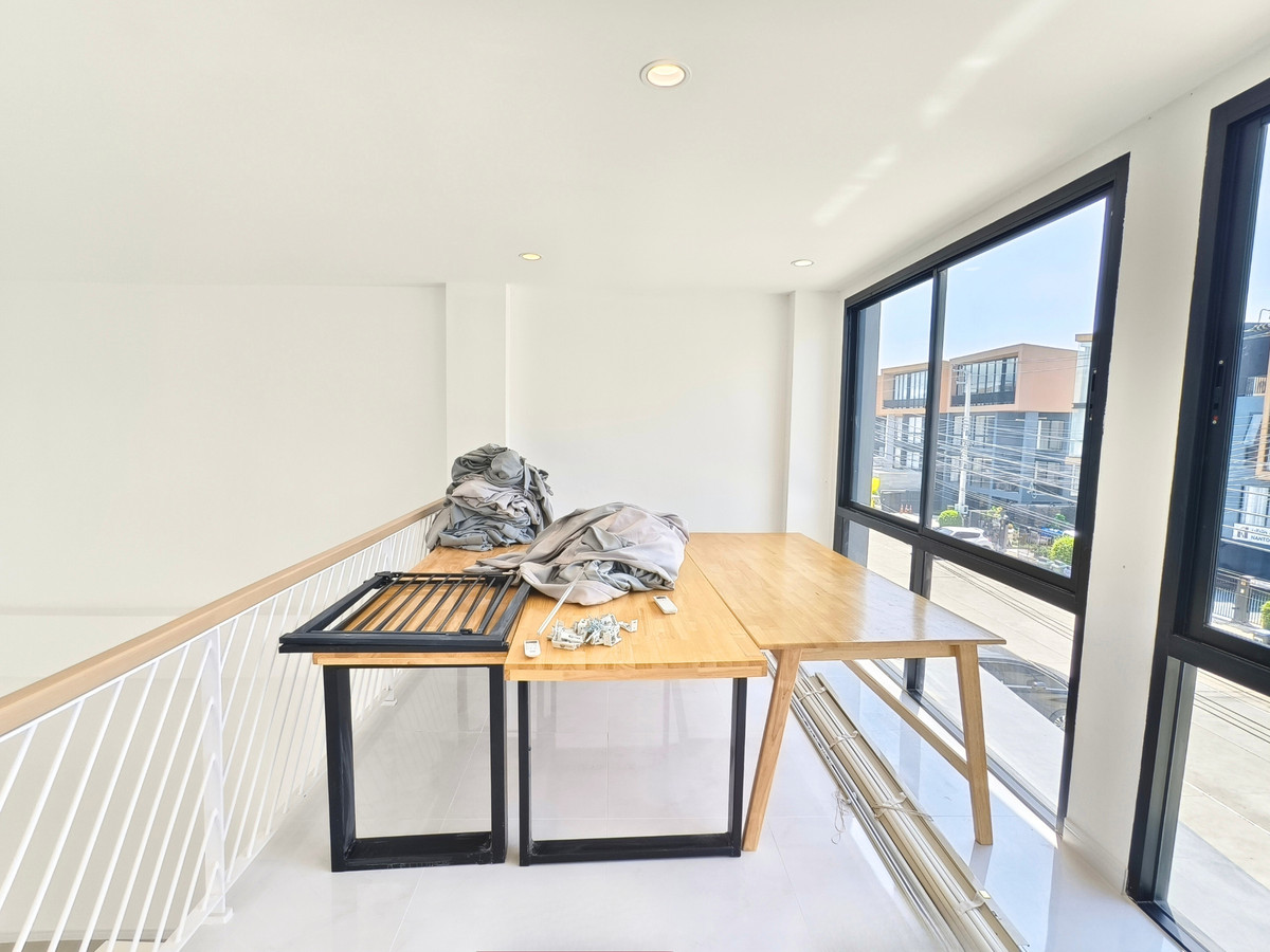 Home OfficeLadkrabang, Suwannaphum Airport : For Sale/Rent: 4-Story Home Office, WERKK Kingkaew. Brand new building, ready to use, 5 minutes to the airport. Large hall on every floor, 1 bedroom, 3 bathrooms.