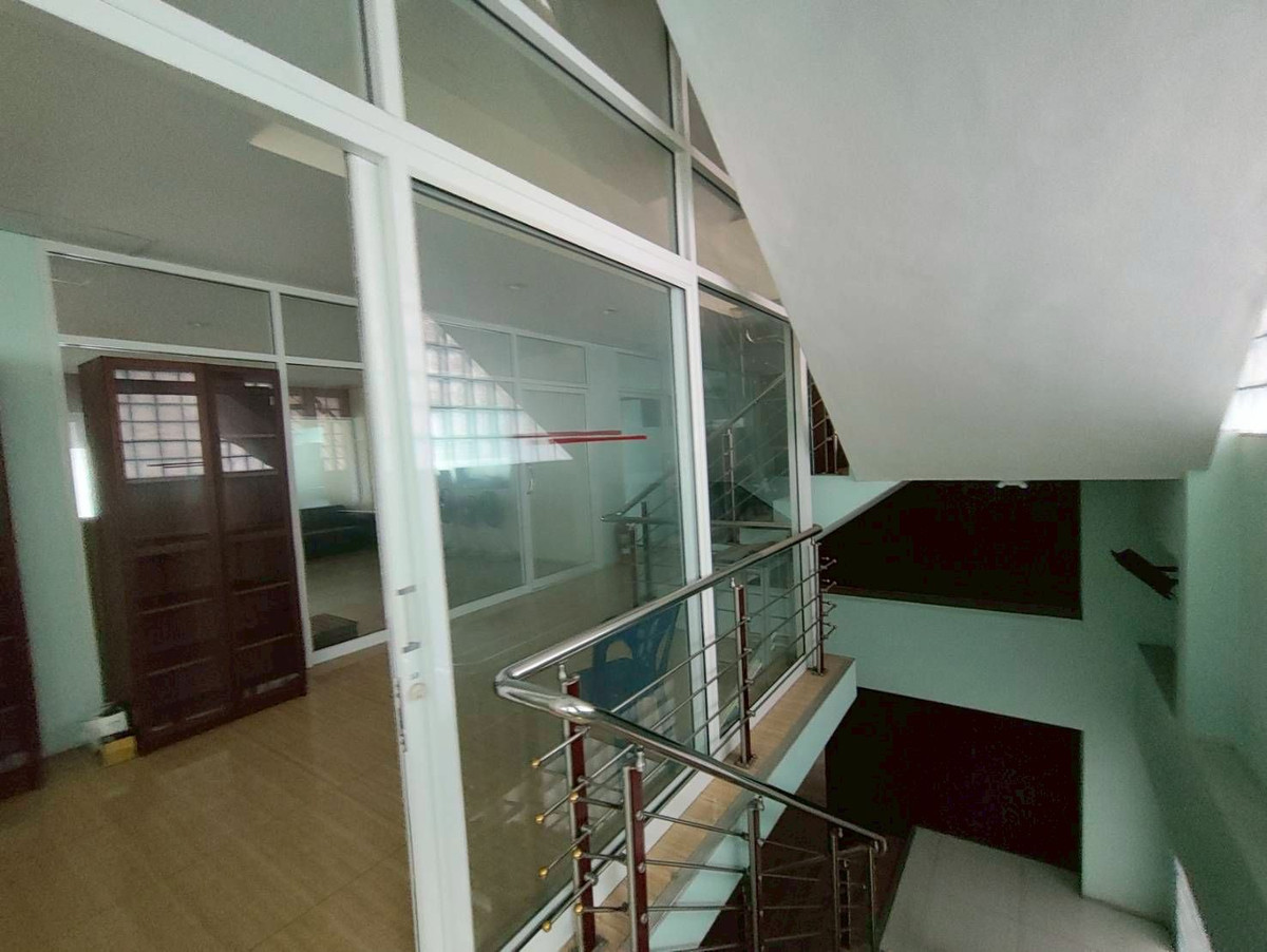 Shop HouseSamut Prakan,Samrong : Commercial building for rent/sale, good location, suitable for doing business. Usable area per floor is approximately 300 sq m.